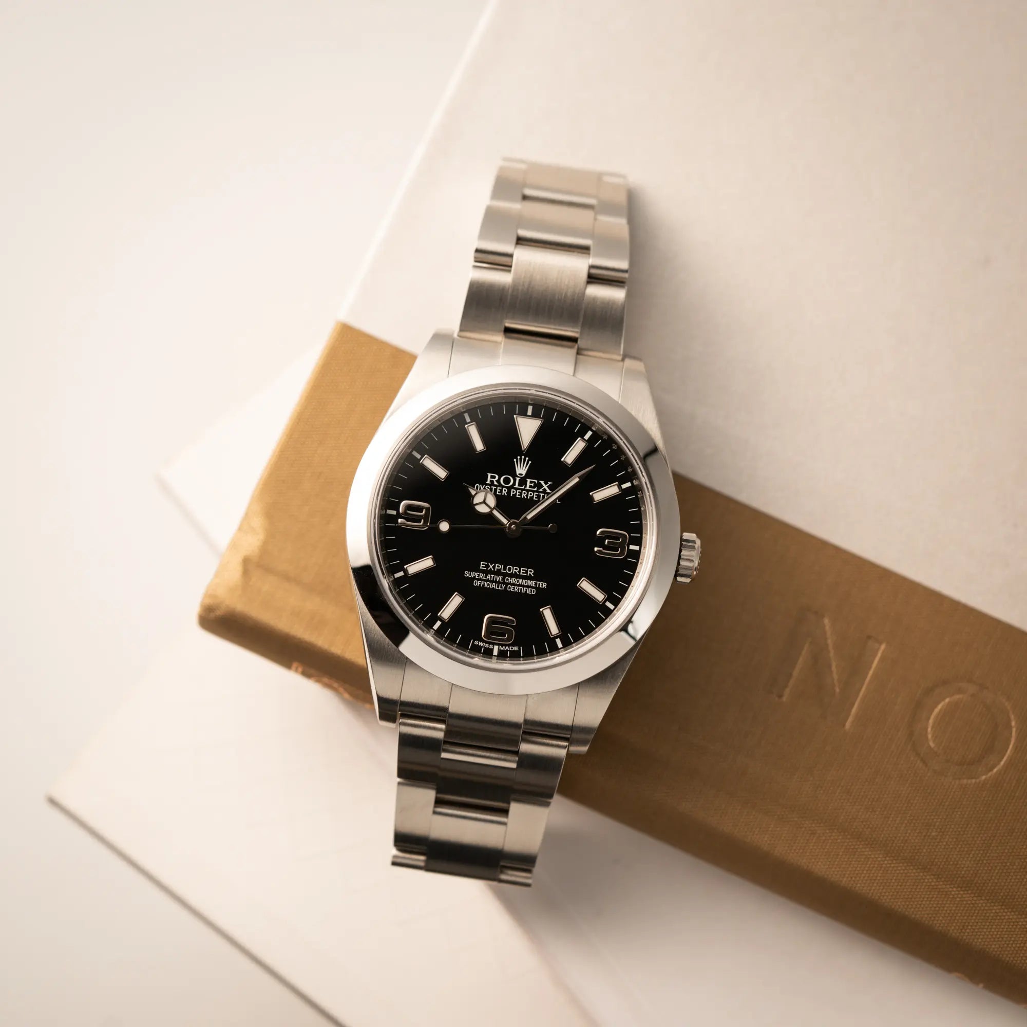 Produktfotografie der Rolex Explorer der Referenz 214270 mit 39mm Oyster-Gehäuse und dem klassischen 2-6-9-Zifferblatt in schwarz