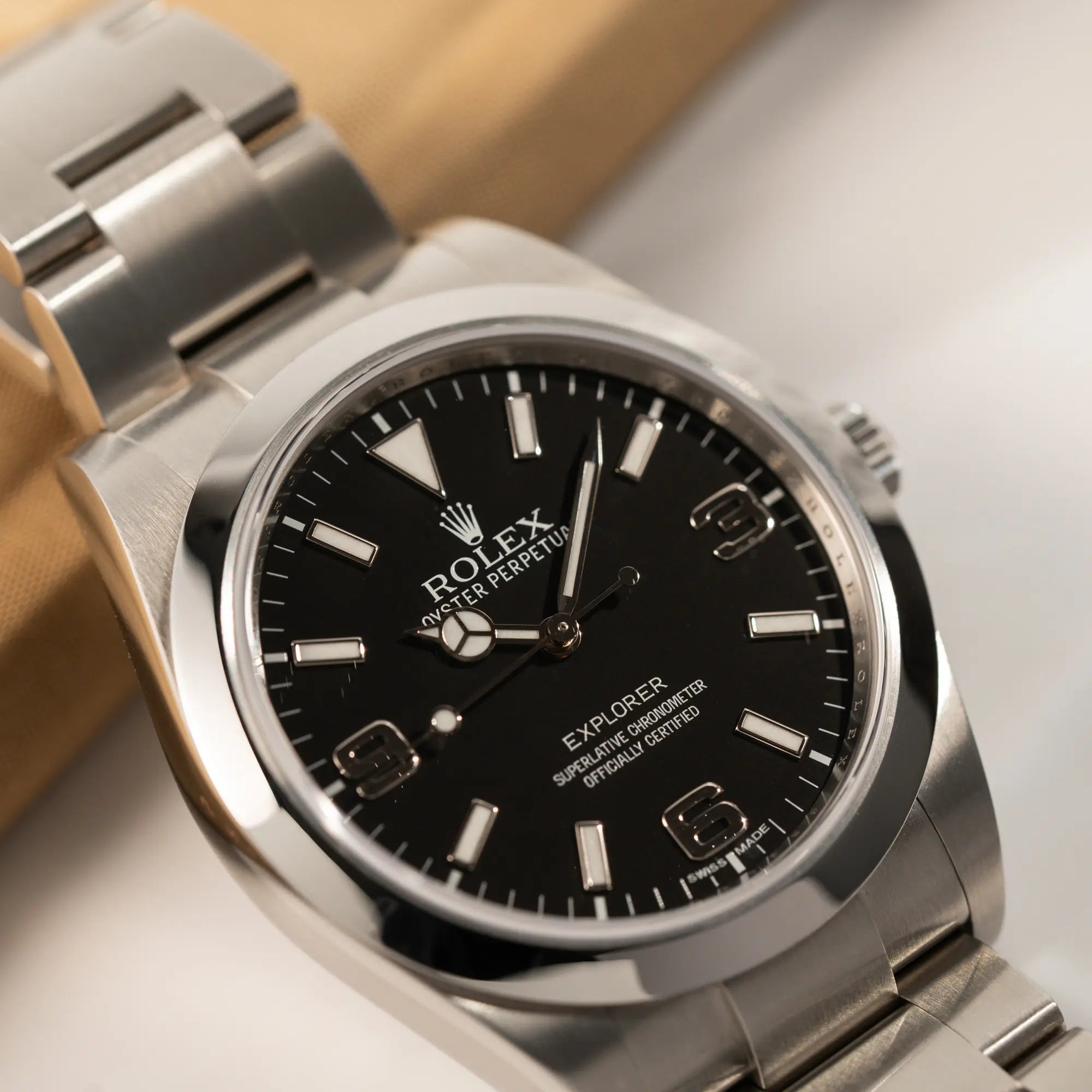 Detailaufnahme des Uhrenkopfes der Rolex Explorer der Referenz 214270 mit 39mm Oyster-Gehäuse und dem klassischen 2-6-9-Zifferblatt in schwarz