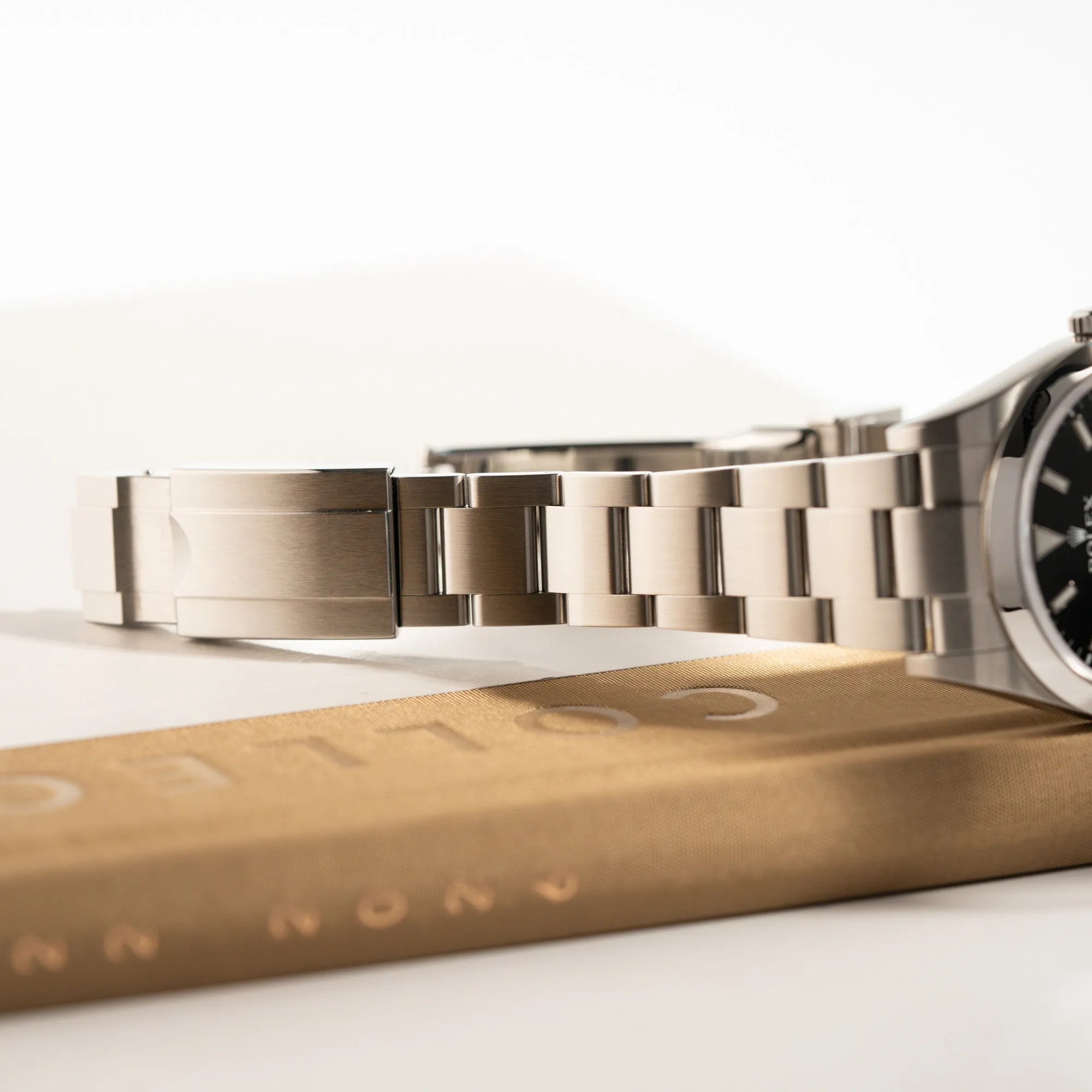Produktfotografie der Rolex Explorer der Referenz 214270 mit 39mm Oyster-Gehäuse und dem klassischen 2-6-9-Zifferblatt in schwarz zeigt den Zustand des Oyster-Stahlbands