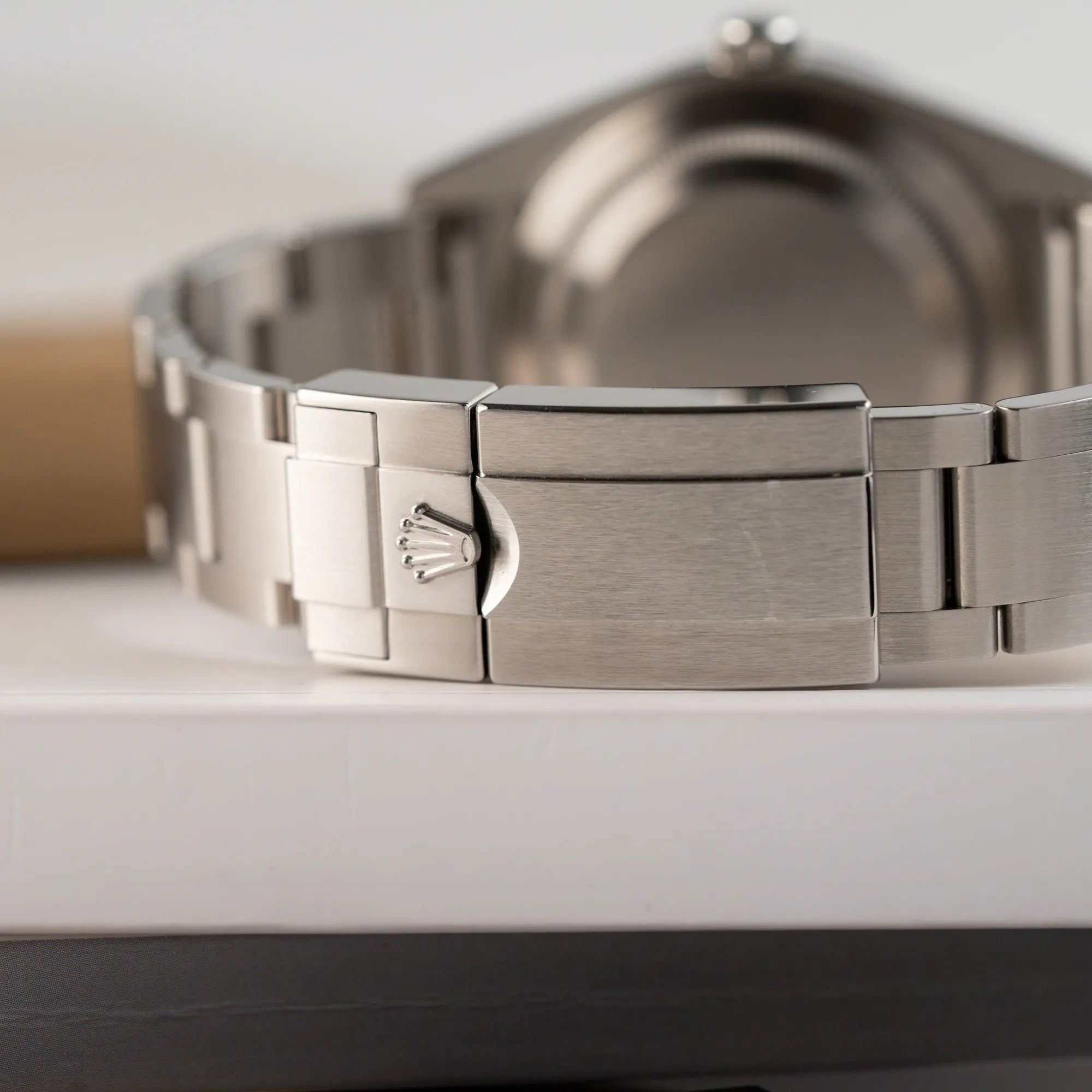 Detailaufnahme der Oyster-Faltschliesse un deren Zustand von der Rolex Explorer der Referenz 214270 mit 39mm Oyster-Gehäuse und dem klassischen 2-6-9-Zifferblatt in schwarz