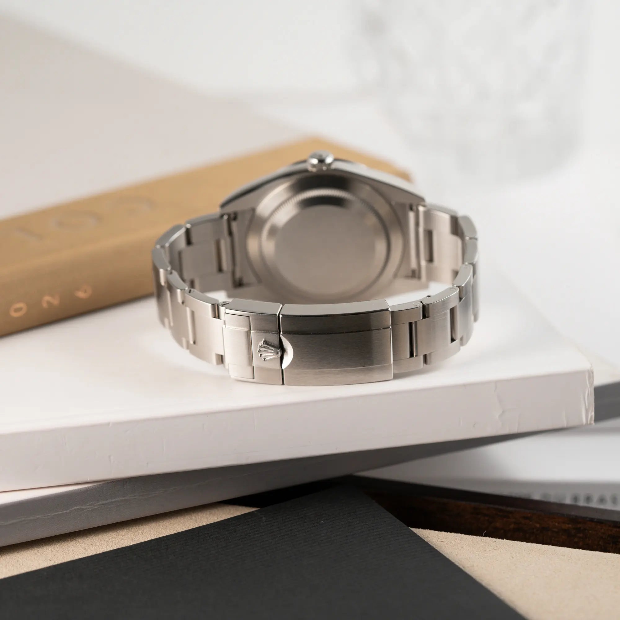 Produktfotografie der Rolex Explorer der Referenz 214270 mit 39mm Oyster-Gehäuse und dem klassischen 2-6-9-Zifferblatt in schwarz zeigt das Oyster-Stahlband und die Oyster-Faltschliesse