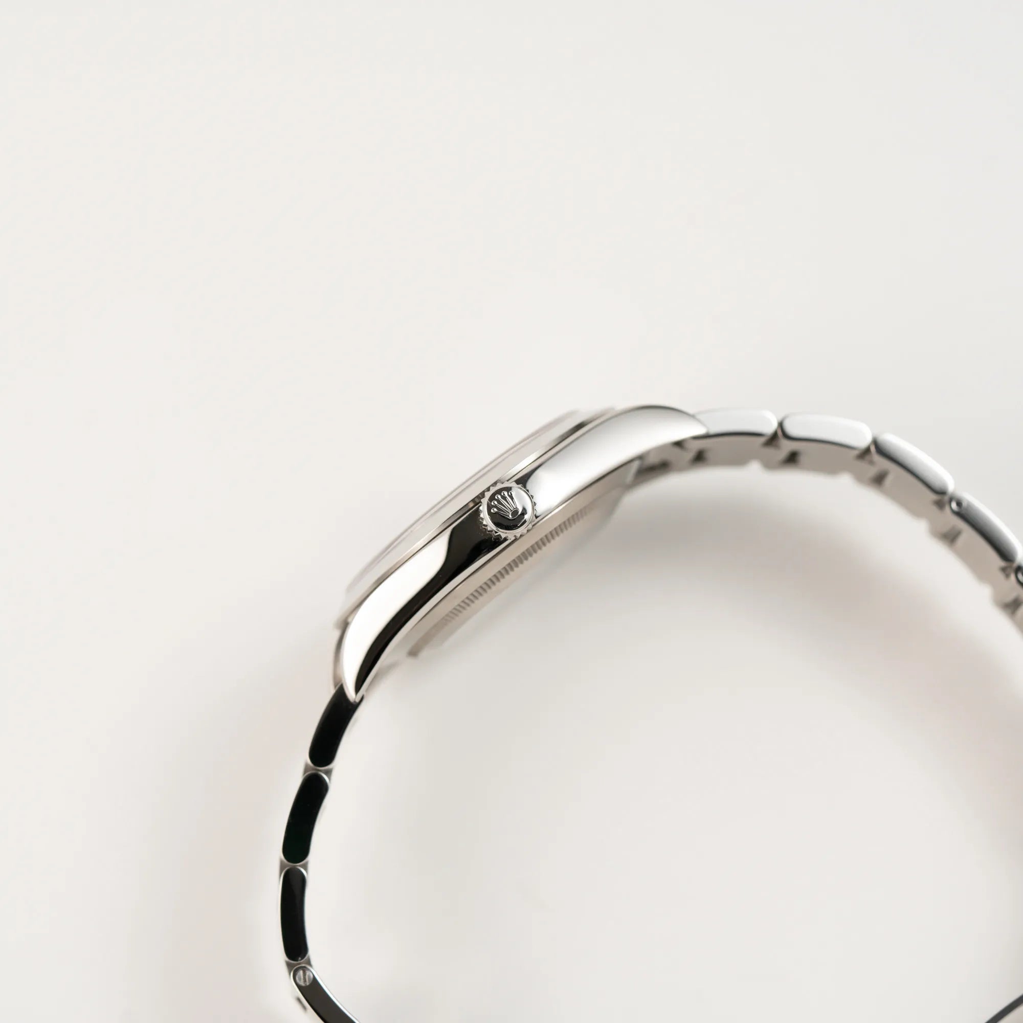 Seitliche Gehäuseflanke der Rolex Explorer der Referenz 214270 mit 39mm Oyster-Gehäuse und dem klassischen 2-6-9-Zifferblatt in schwarz mit Blick auf die AUfzugskrone