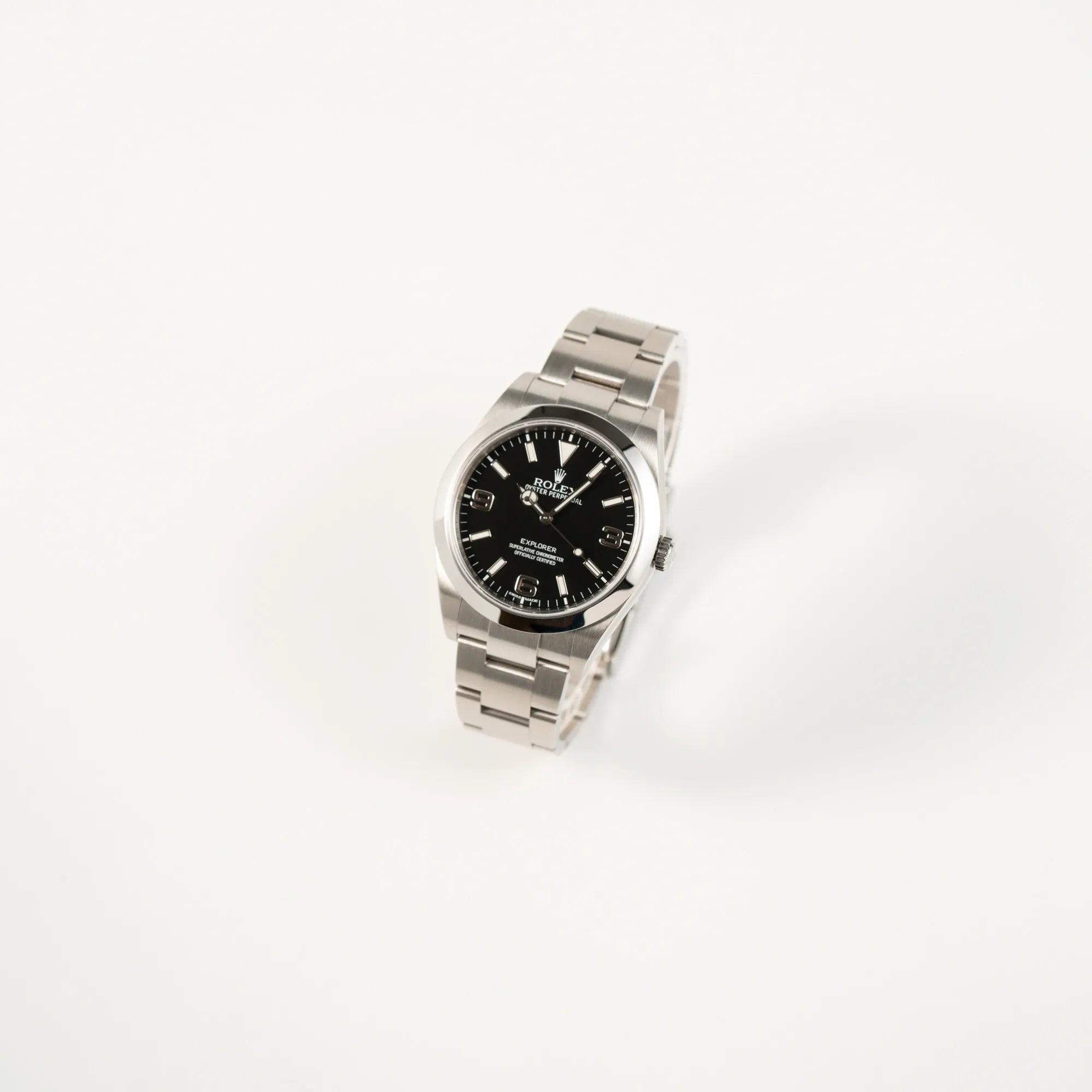 Leicht schräge Ansicht der Rolex Explorer der Referenz 214270 mit 39mm Oyster-Gehäuse und dem klassischen 2-6-9-Zifferblatt in schwarz