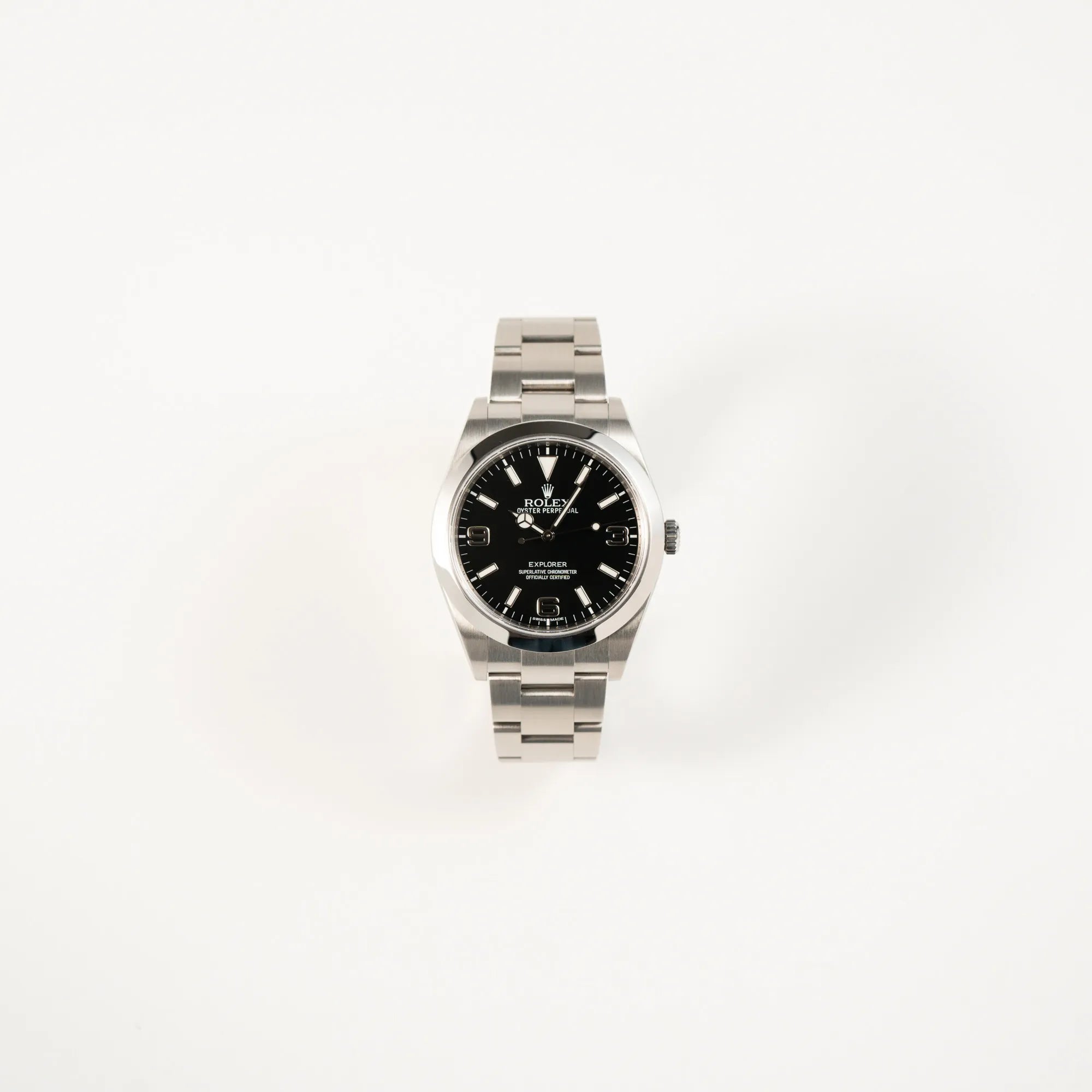 Frontale Ansicht der Rolex Explorer der Referenz 214270 mit 39mm Oyster-Gehäuse und dem klassischen 2-6-9-Zifferblatt in schwarz