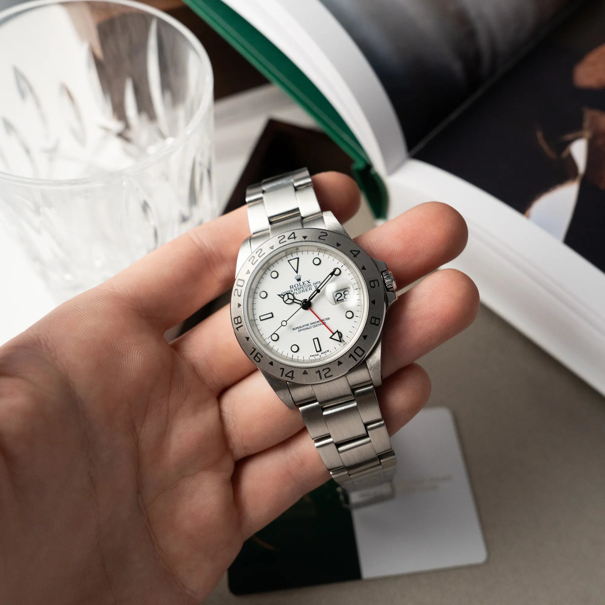 Mann hält die Rolex Explorer 2 - Referenz 16570T - mit dem weißen Polar-Zifferblatt
