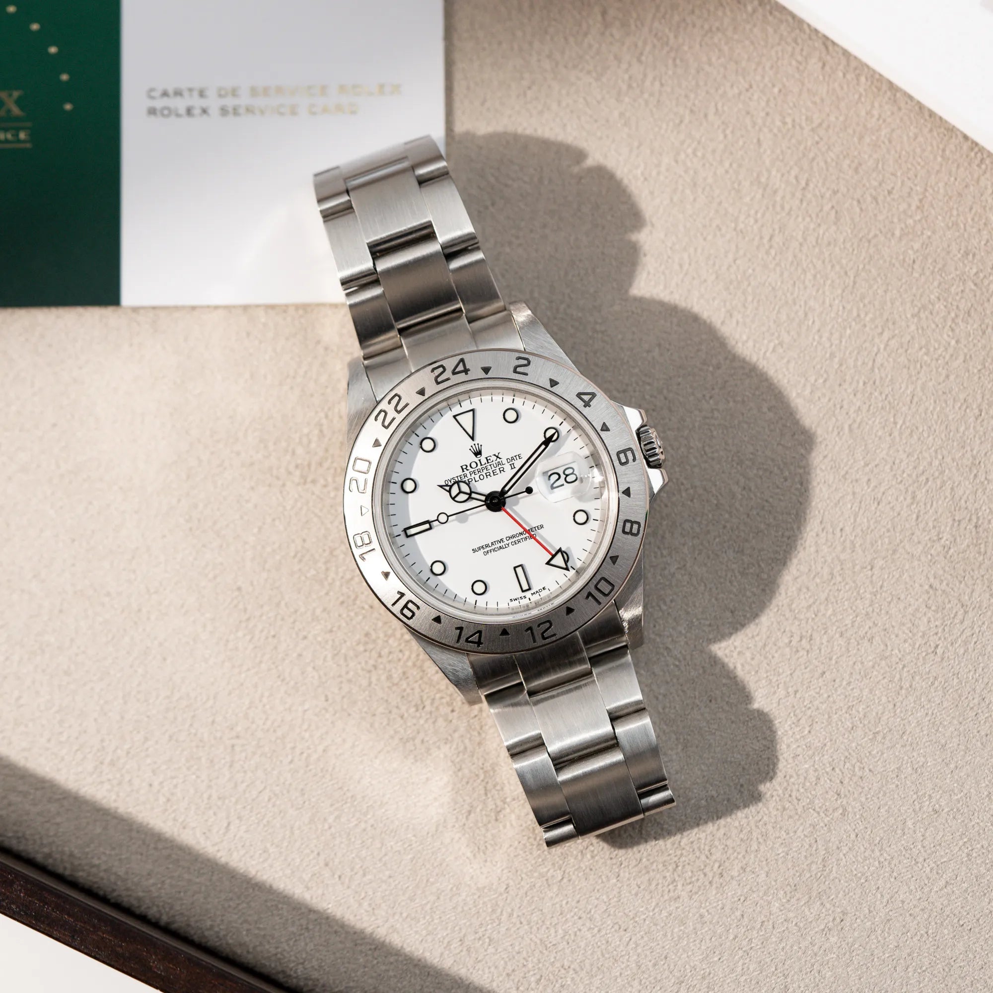 Produktfotografie der Rolex Explorer 2 - Referenz 16570T - mit dem weißen Polar-Zifferblatt und rotem 24h-Zeiger