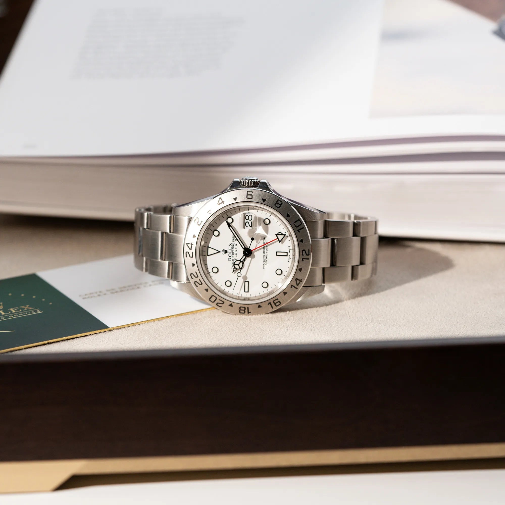 Produktfotografie der Rolex Explorer 2 - Referenz 16570T - mit dem weißen Polar-Zifferblatt
