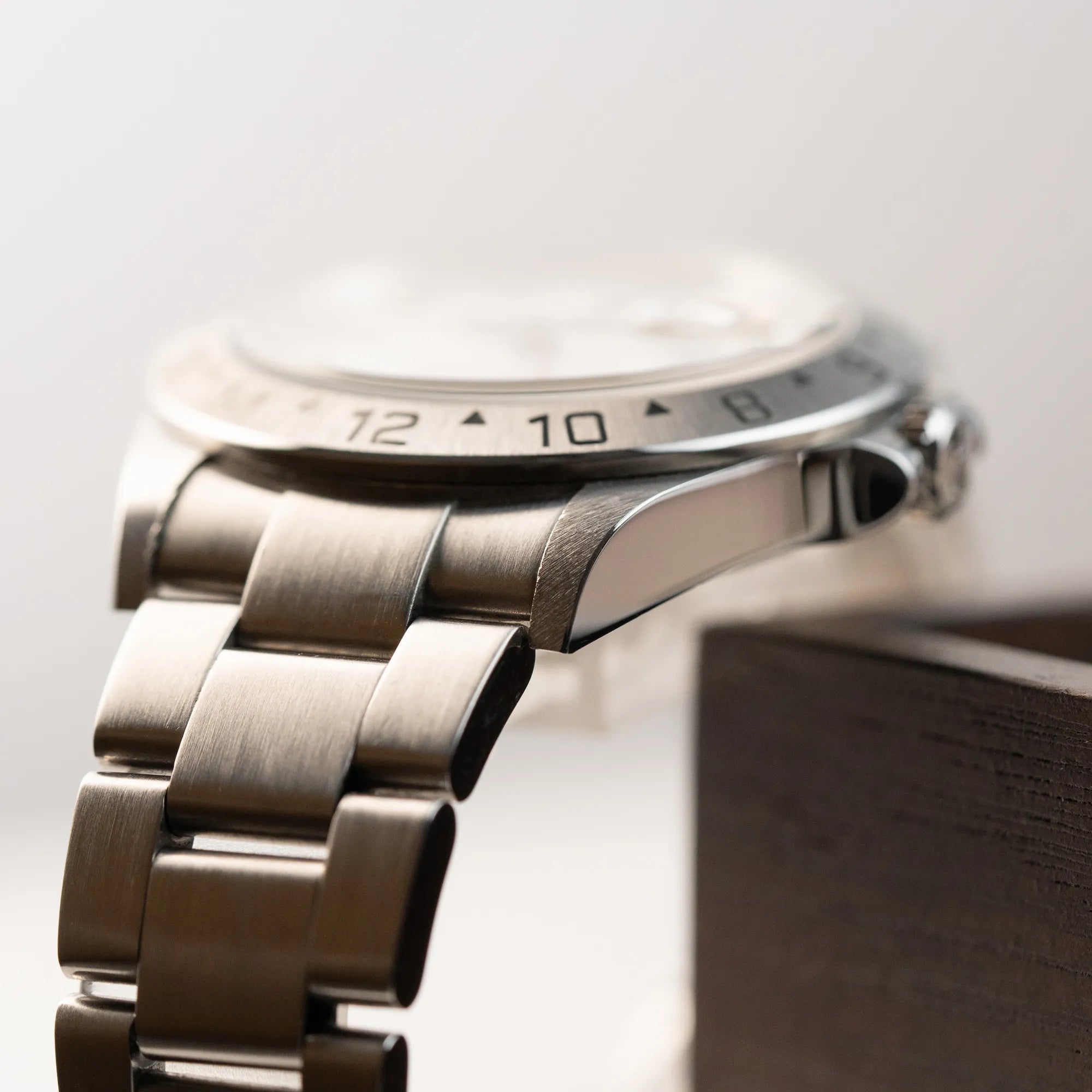 Detailaufnahme des Bandanstoßes der Rolex Explorer 2 - Referenz 16570T - mit dem weißen Polar-Zifferblatt