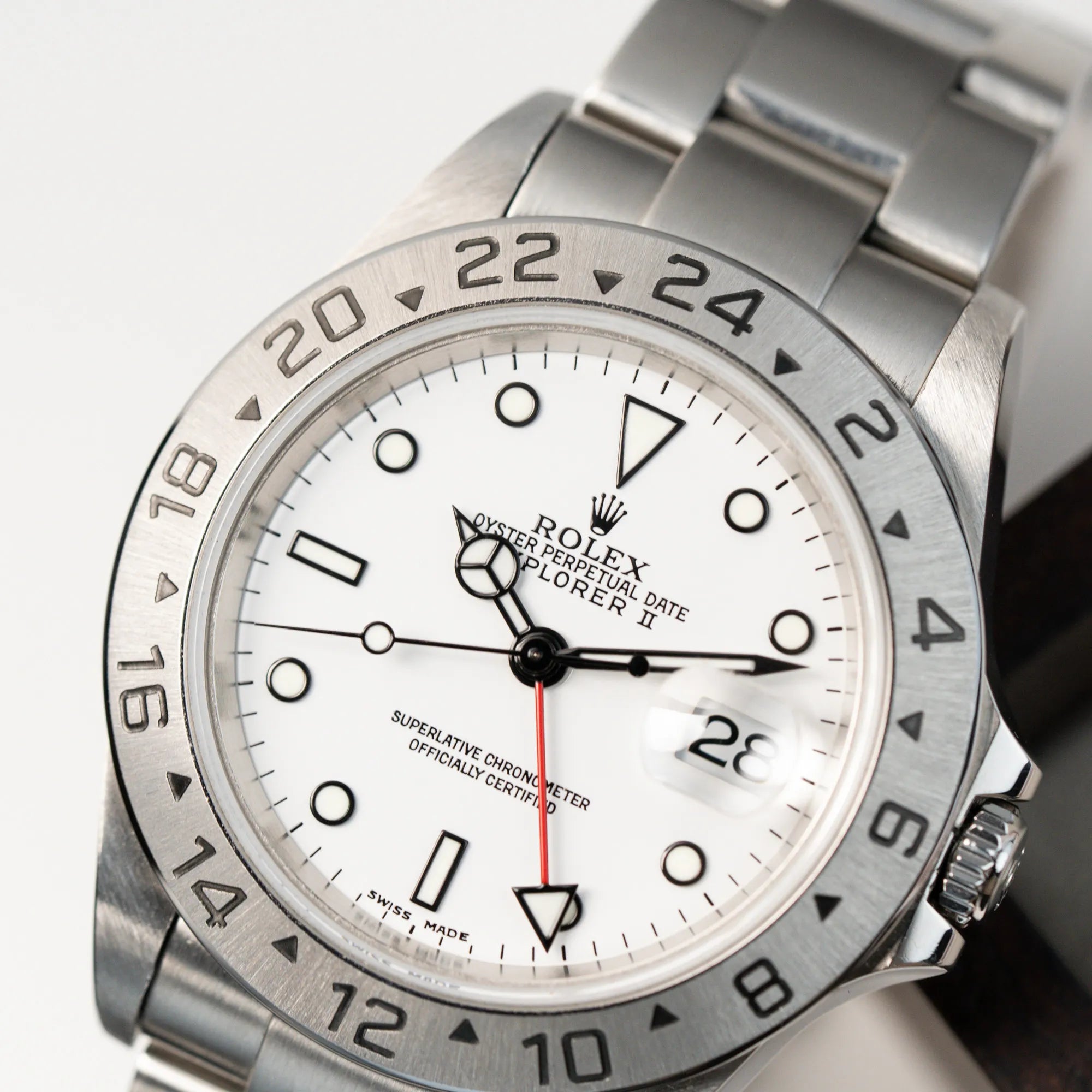 Detailaufnahme der Rolex Explorer 2 - Referenz 16570T - mit dem weißen Polar-Zifferblatt