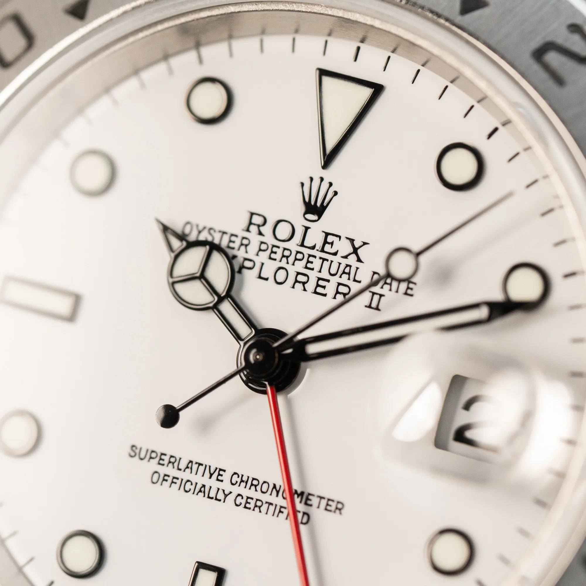 Makroaufnahme der Rolex Explorer 2 - Referenz 16570T - mit dem weißen Polar-Zifferblatt