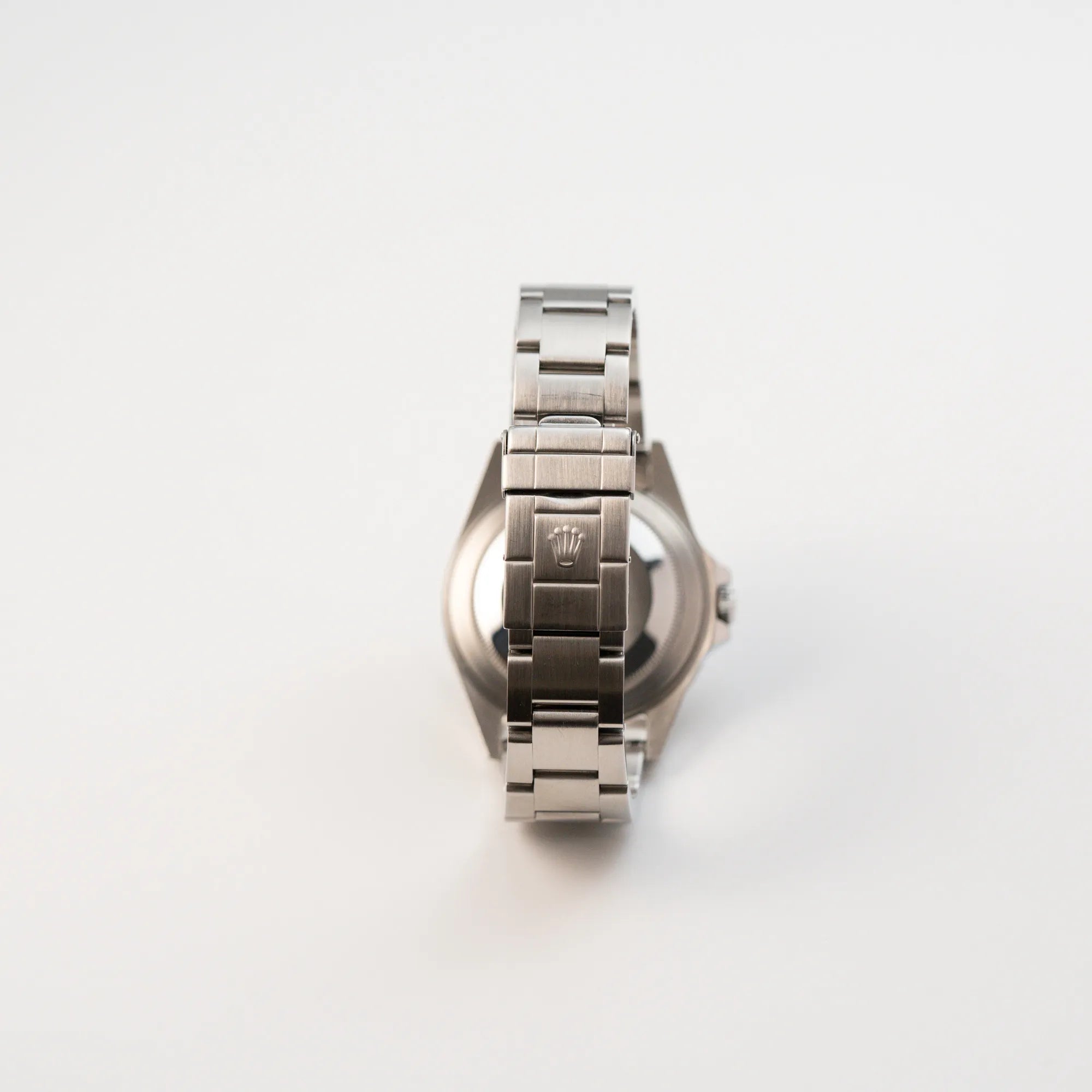 Blick auf das Oyster-Stahlband mit Rolex-Krone der Rolex Explorer 2 - Referenz 16570T - mit dem weißen Polar-Zifferblatt
