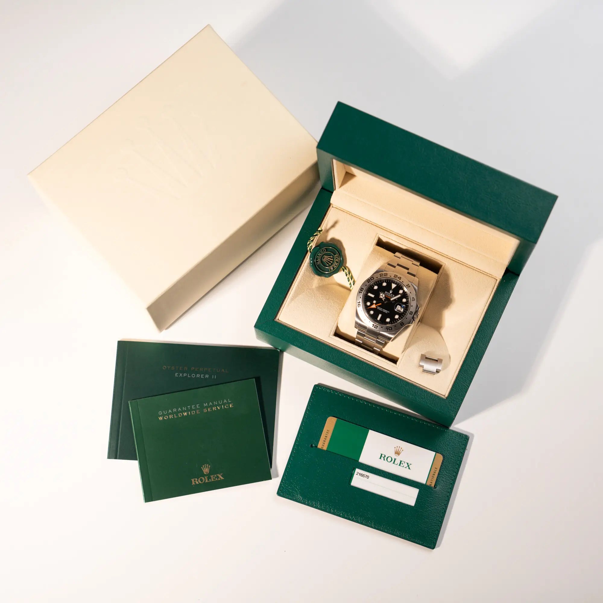 Rolex Explorer 2 Orangehand im Top-Zustand der Referenz 216570 mit schwarzem Zifferblatt zusammen mit dem Lieferumfang, bestehend aus Uhr, Box, Umkarton, Booklets, Hang-Tag und Papieren/Garantiekarte