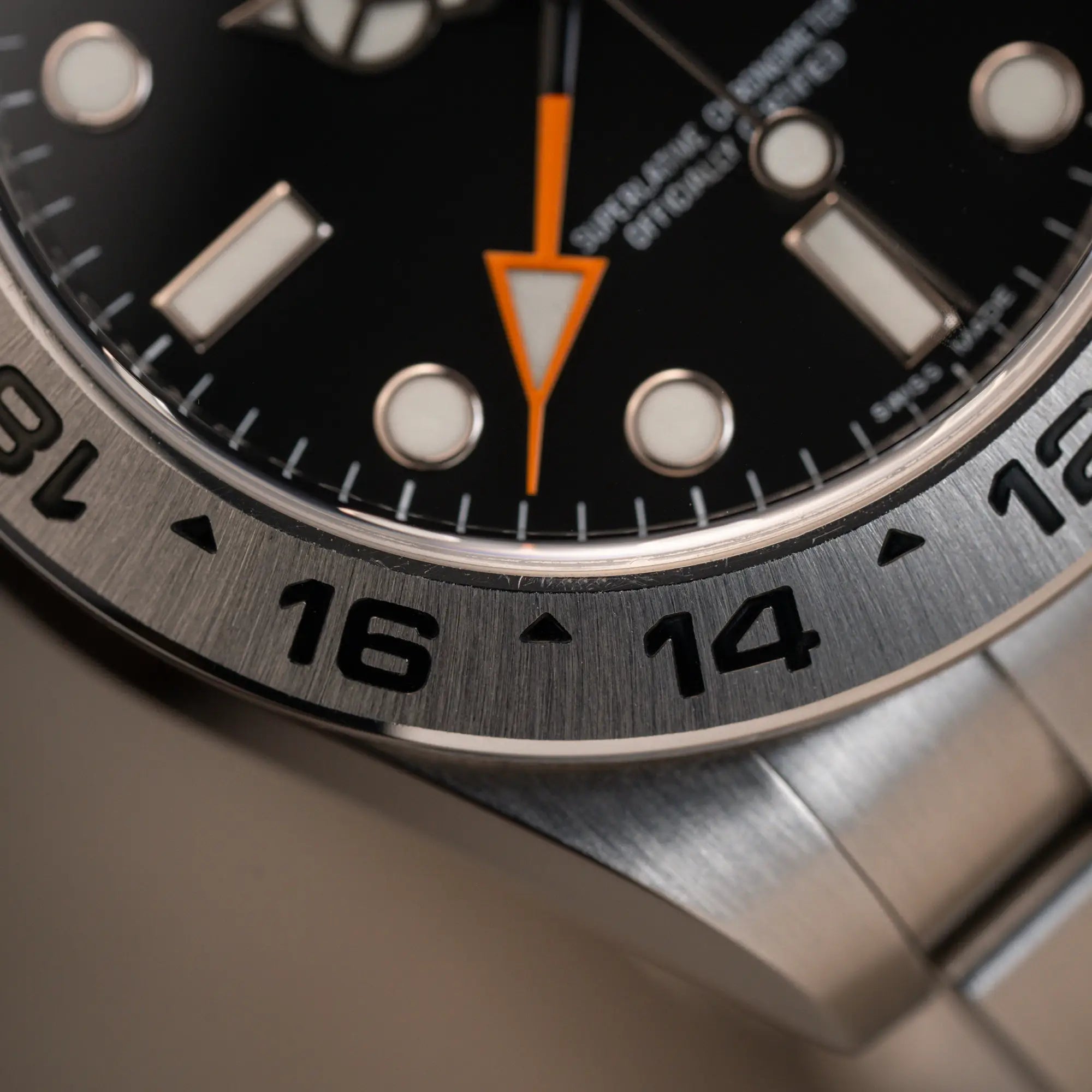 Makroaufnahme der Rolex Explorer 2 Orangehand im Top-Zustand der Referenz 216570 mit schwarzem Zifferblatt zeigt die Lünette