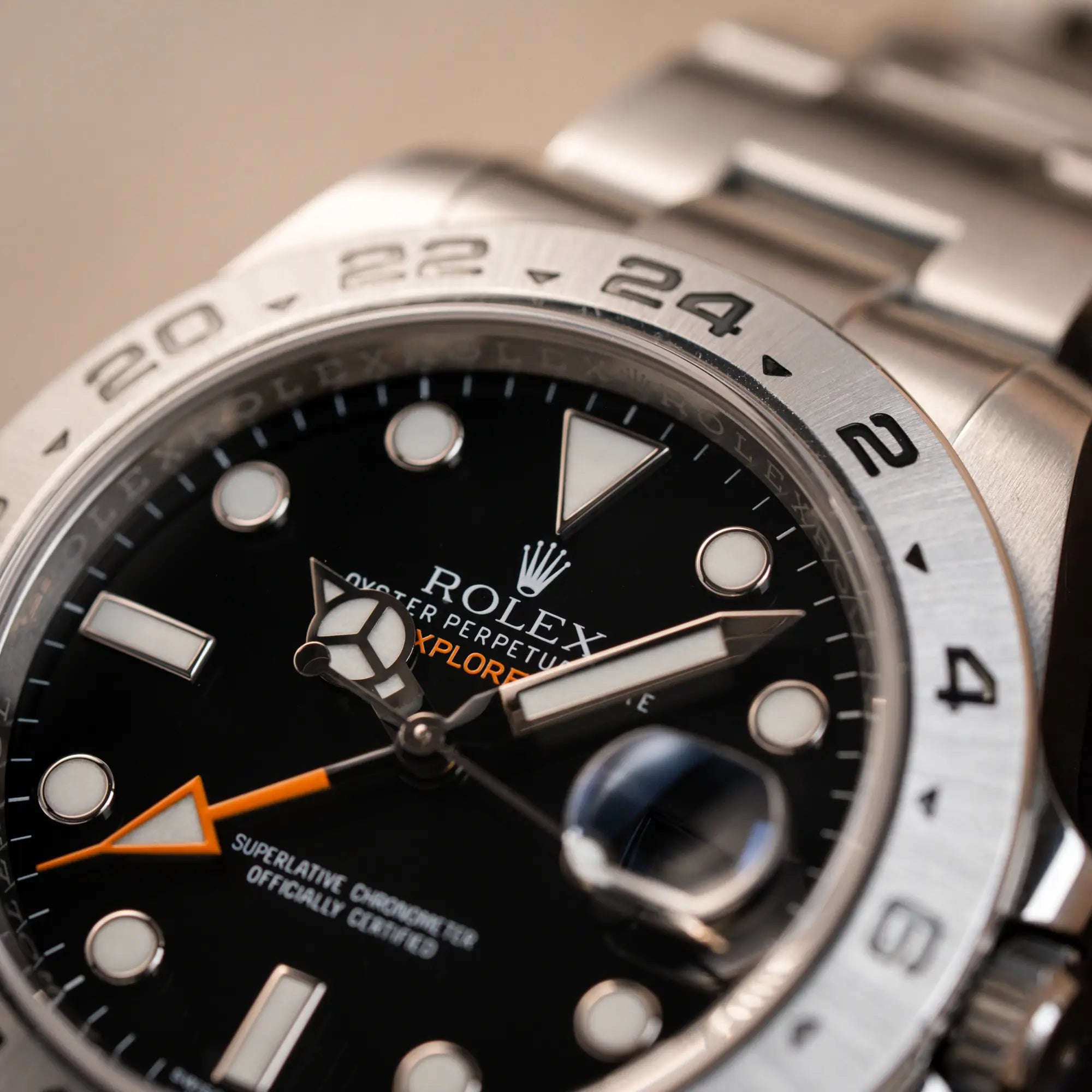 Detailaufnahme der Rolex Explorer 2 Orangehand im Top-Zustand der Referenz 216570 mit schwarzem Zifferblatt