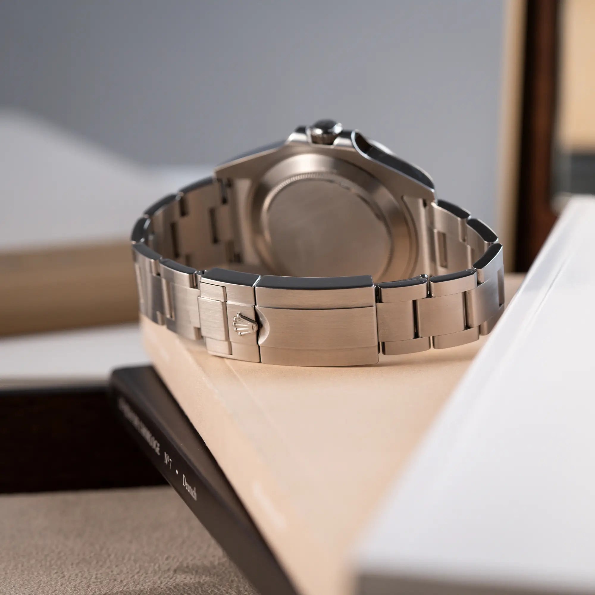 Produktfotografie der Rolex Explorer 2 Orangehand im Top-Zustand der Referenz 216570 mit schwarzem Zifferblatt zeigt das Stahlband mit Faltschliesse und dessen Oberflächenstruktur