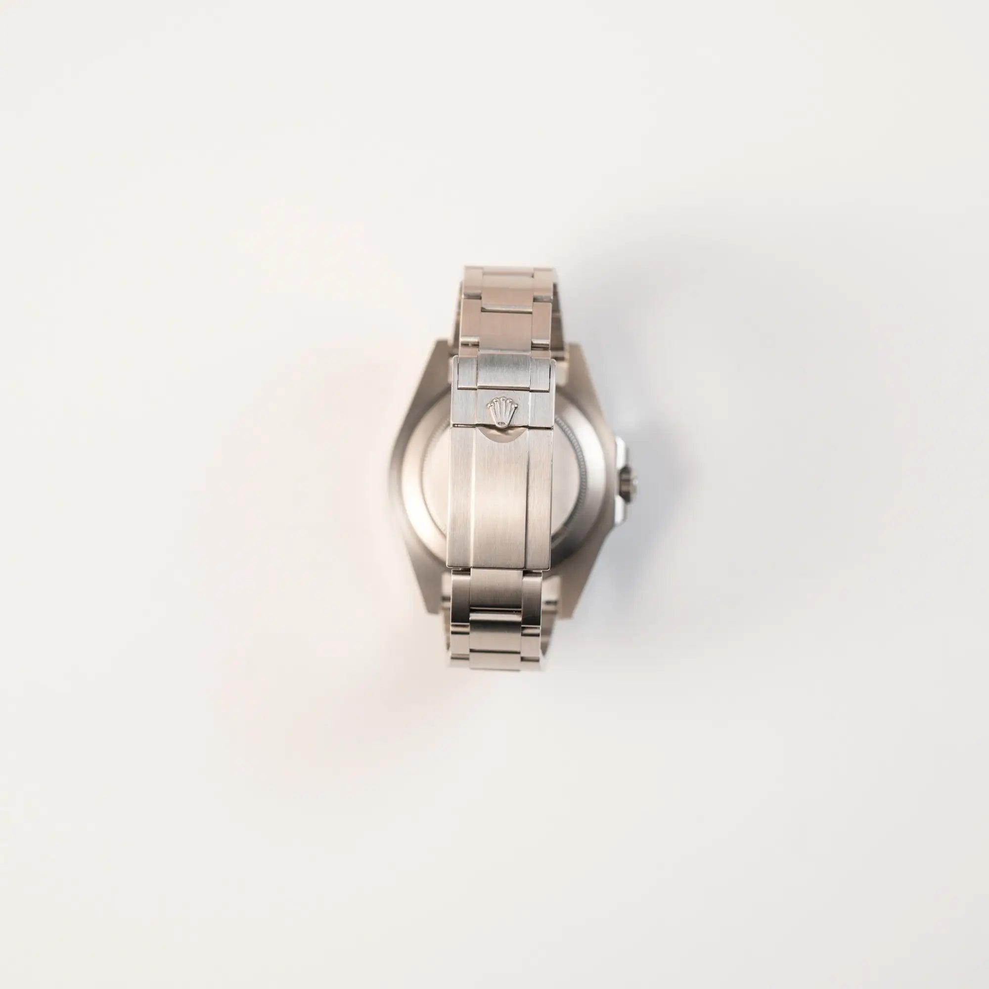 Blick auf das Oyster-Stahlband mit Oyster-Stahlfaltschliesse der Rolex Explorer 2 Orangehand im Top-Zustand der Referenz 216570 mit schwarzem Zifferblatt