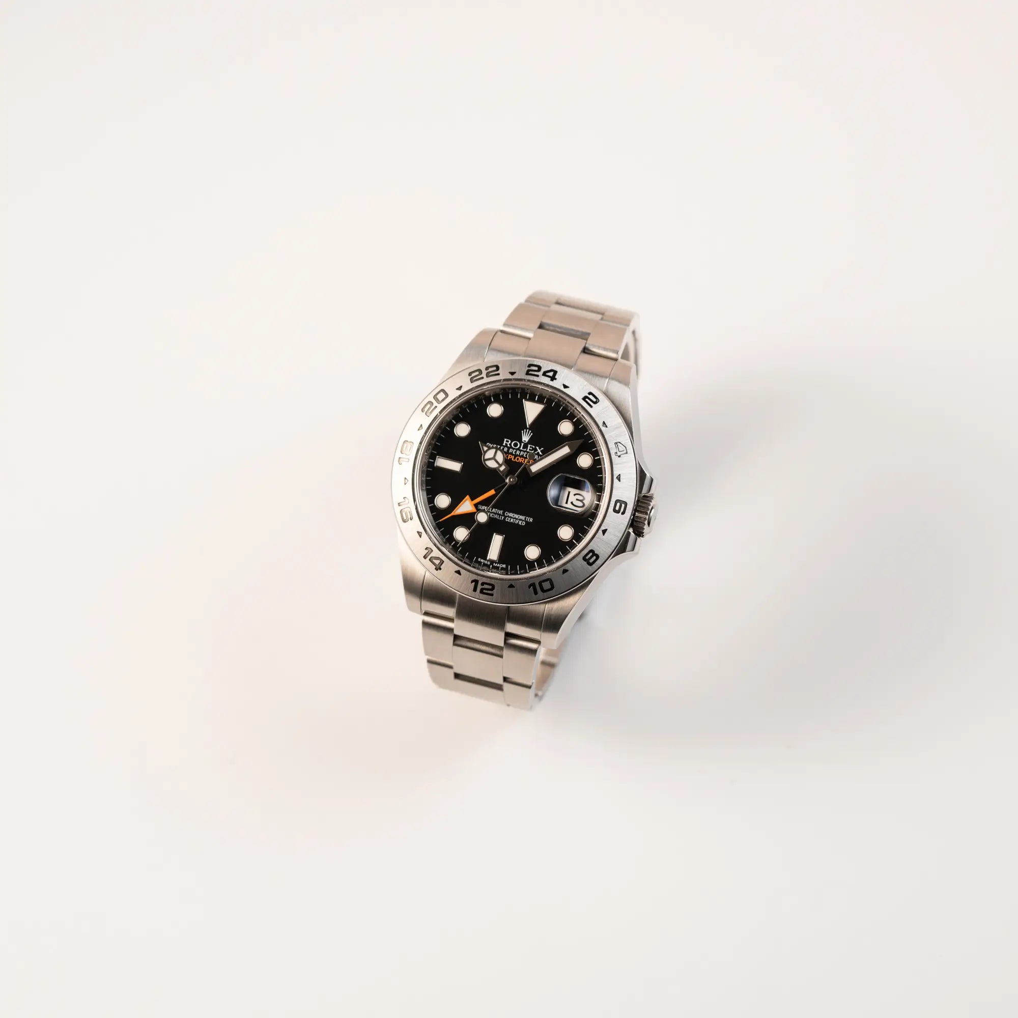 Leicht schräge Ansicht der Rolex Explorer 2 Orangehand im Top-Zustand der Referenz 216570 mit schwarzem Zifferblatt