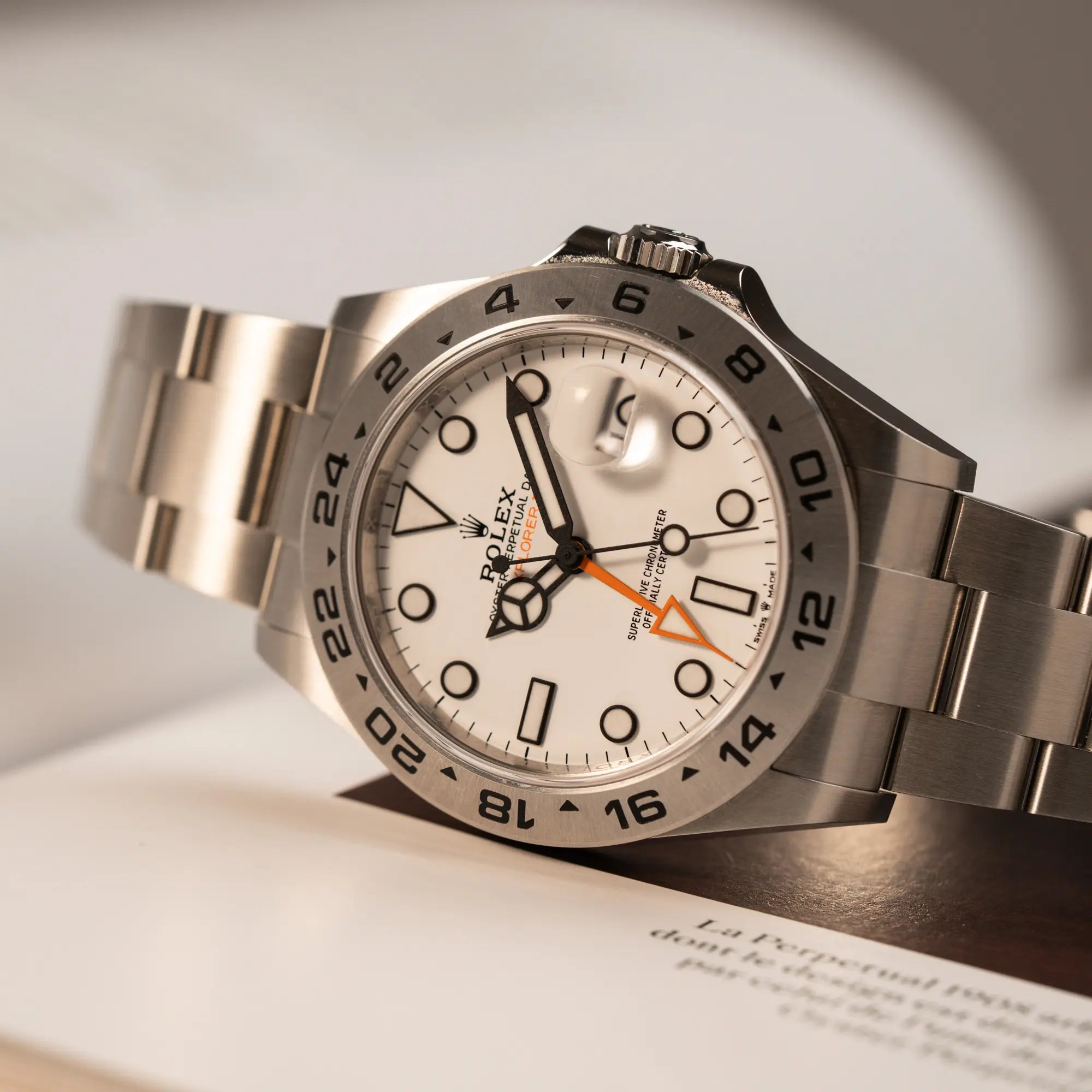 Detailaufnahme der Rolex Explorer 2 der Referenz 226570 mit dem Polar Zifferblatt und orangem GMT-Zeiger