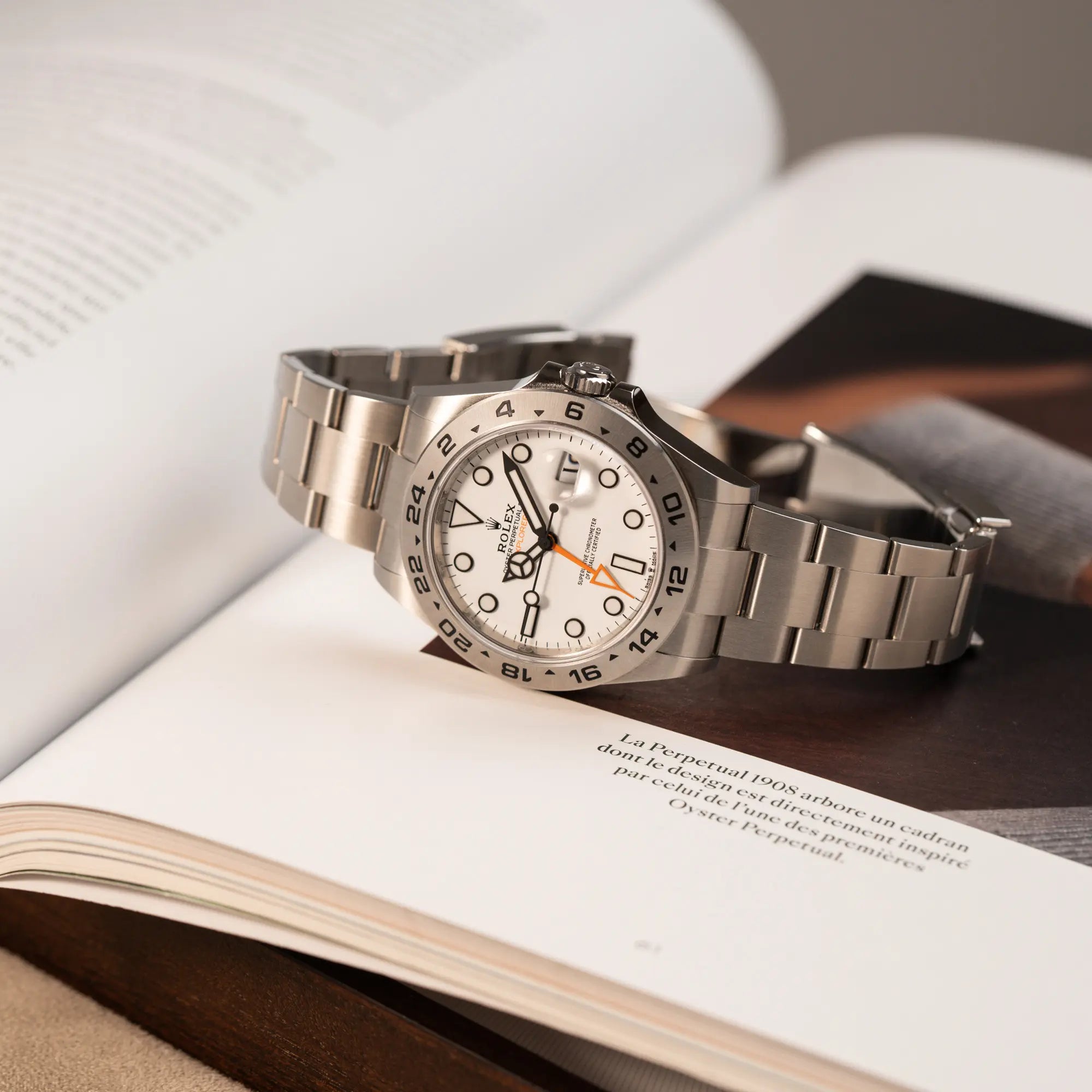 Produkfotografie der Rolex Explorer 2 der Referenz 226570 mit dem Polar Zifferblatt und orangem GMT-Zeiger