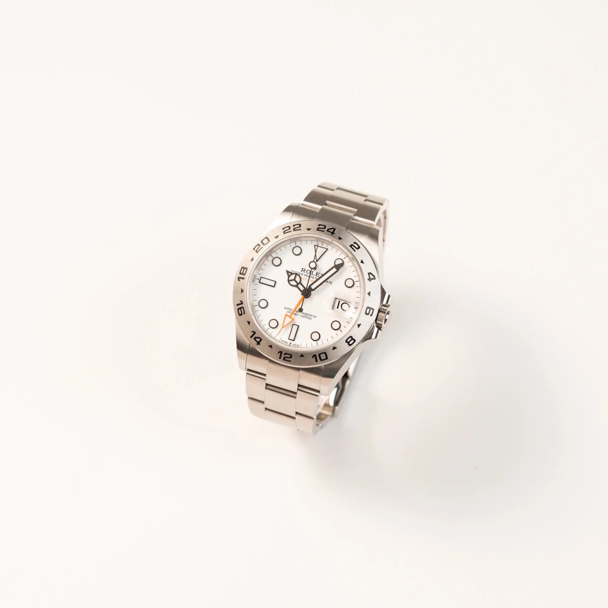Leicht schräge Ansicht der Rolex Explorer 2 der Referenz 226570 mit dem Polar Zifferblatt und orangem GMT-Zeiger