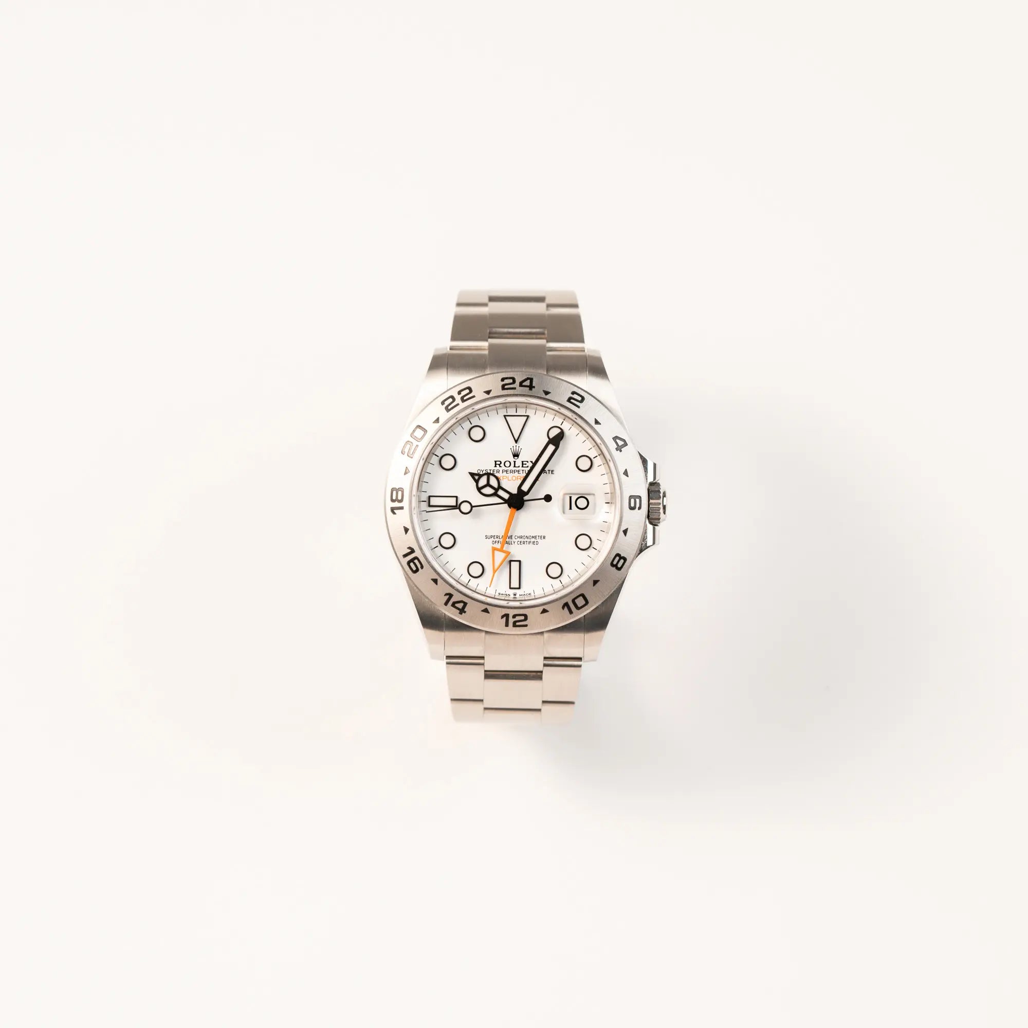 Frontale Ansicht der Rolex Explorer 2 der Referenz 226570 mit dem Polar Zifferblatt und orangem GMT-Zeiger