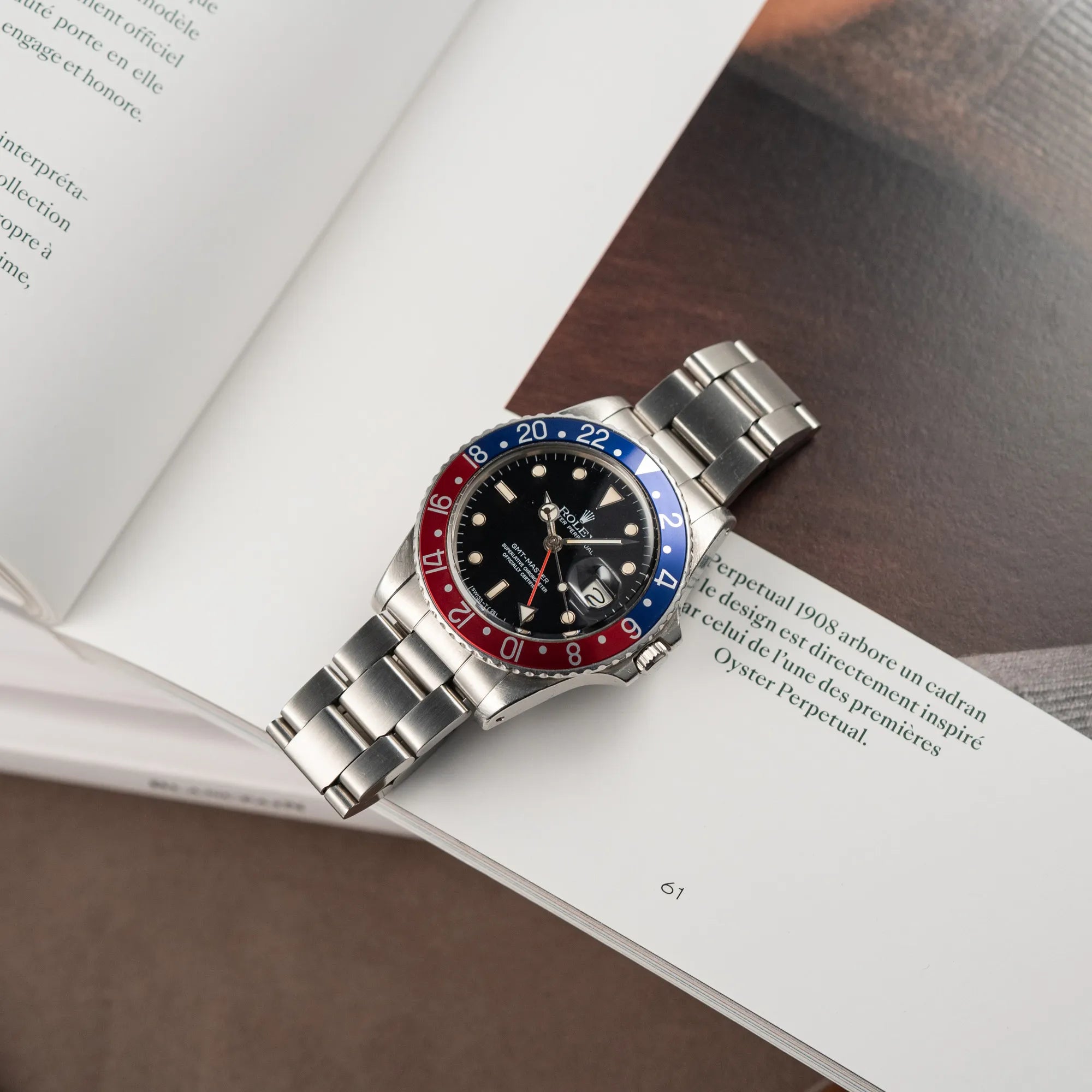 Produktfotografie der Rolex GMT Master 1675 mit dem Nickname Pepsi mit blau-roter Lynette