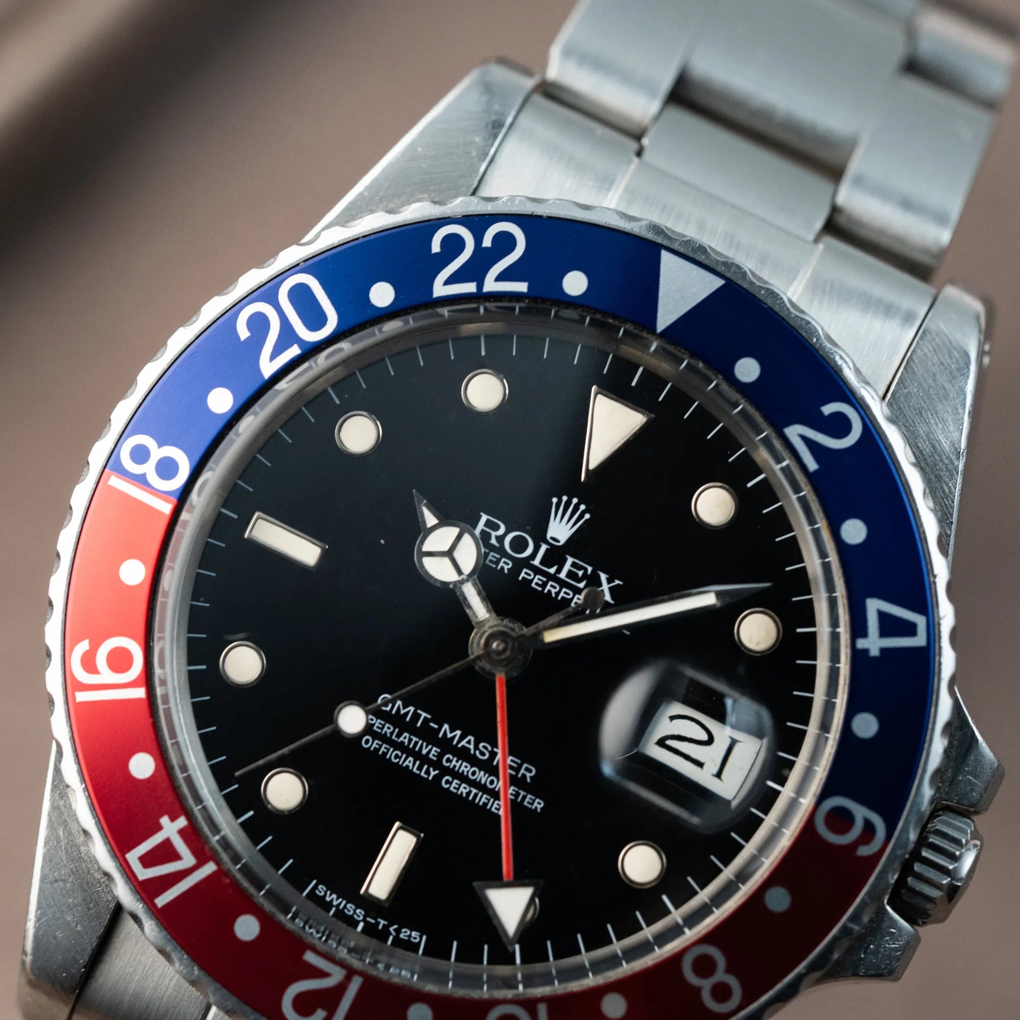 Detailaufnahme der der Rolex GMT Master 1675 mit dem Nickname Pepsi mit blau-roter Lynette