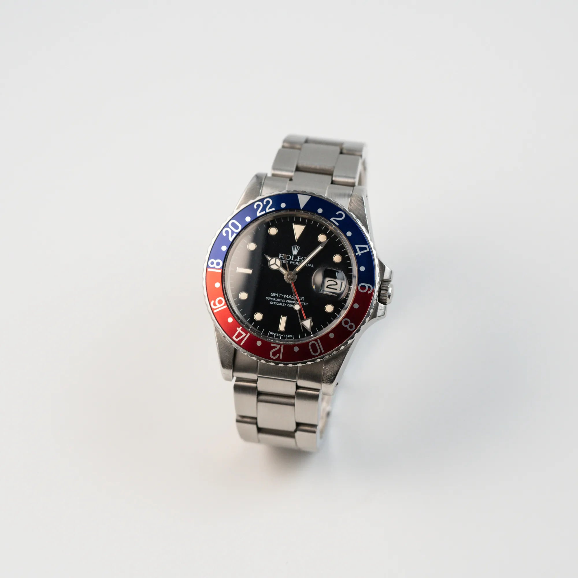 Leicht schräge Ansicht der Rolex GMT Master 1675 mit dem Nickname Pepsi mit blau-roter Lynette