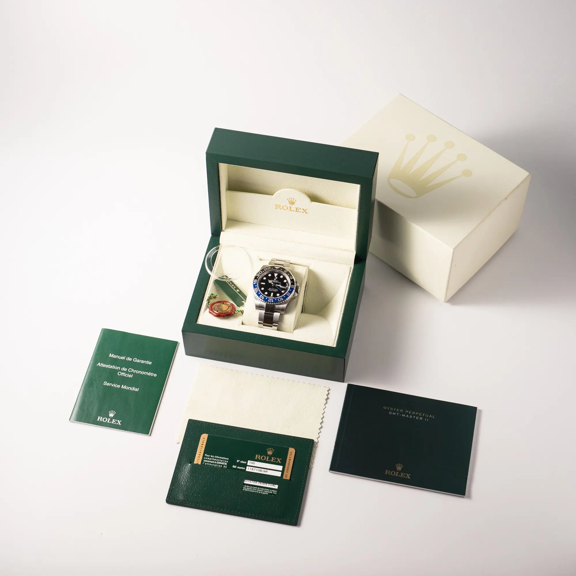 Rolex GMT-Master II der Referenz 116710BLNR mit dem Nickname "Batman" mit der schwarz blauen Keramik-Lünette am Oyster-Stahlband im verklebten Neuzustand zusammen mit dem Lieferumfang, bestehend aus Box mit Umkarton, allen Booklets, Hangtag, Lünetten-Schutz und originaler Garantiekarte
