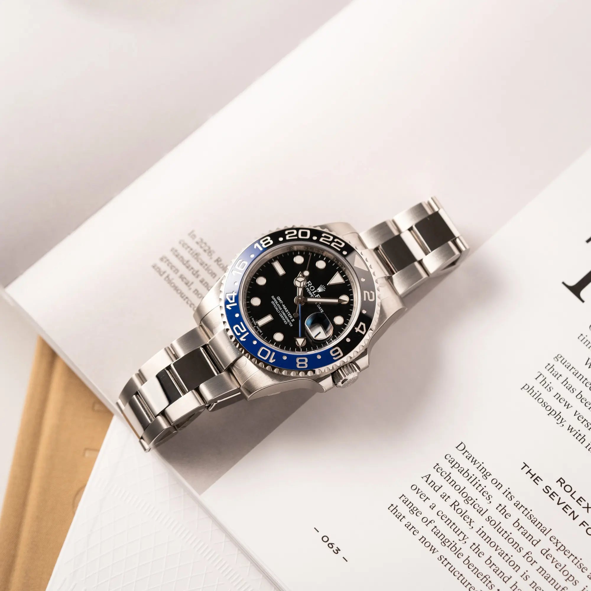 Rolex GMT-Master II der Referenz 116710BLNR mit dem Nickname "Batman" mit der schwarz blauen Keramik-Lünette am Oyster-Stahlband im verklebten Neuzustand mit polierten Mittellinks