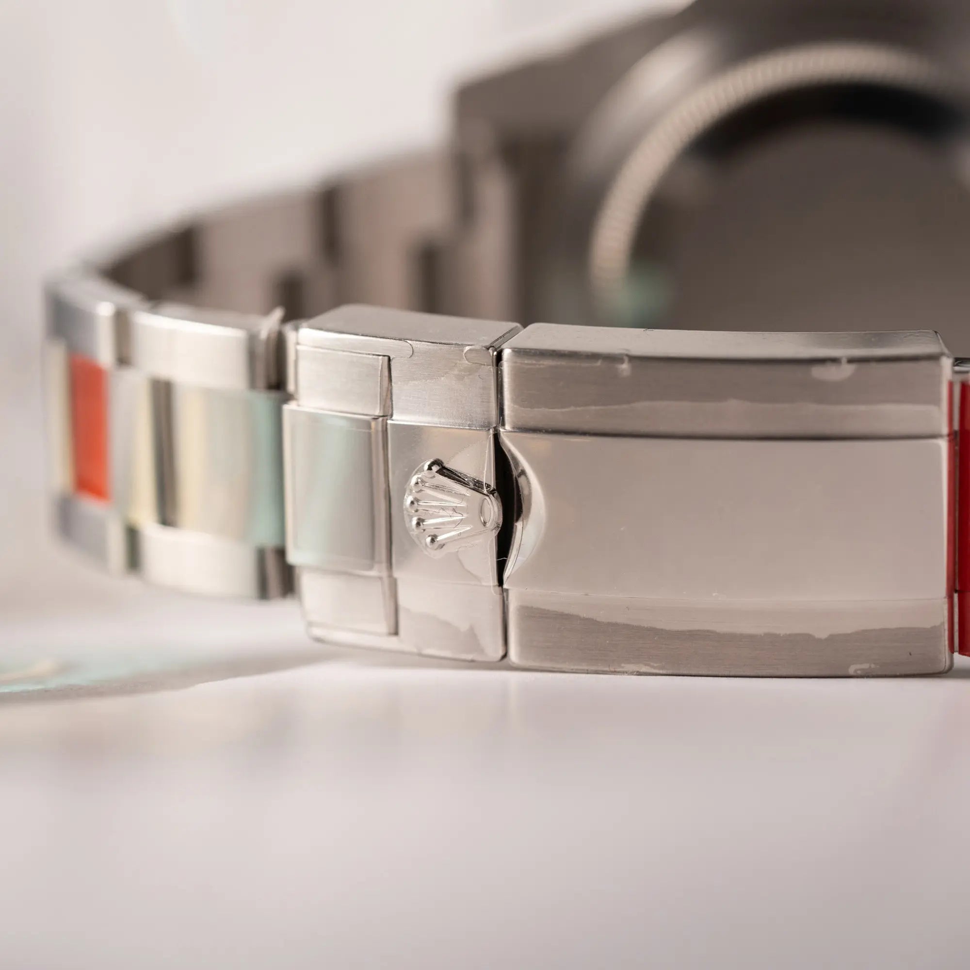 Detailaufnahme der verklebten Schliesse von der Rolex GMT-Master II der Referenz 116710BLNR mit dem Nickname "Batman" mit der schwarz blauen Keramik-Lünette am Oyster-Stahlband im verklebten Neuzustand