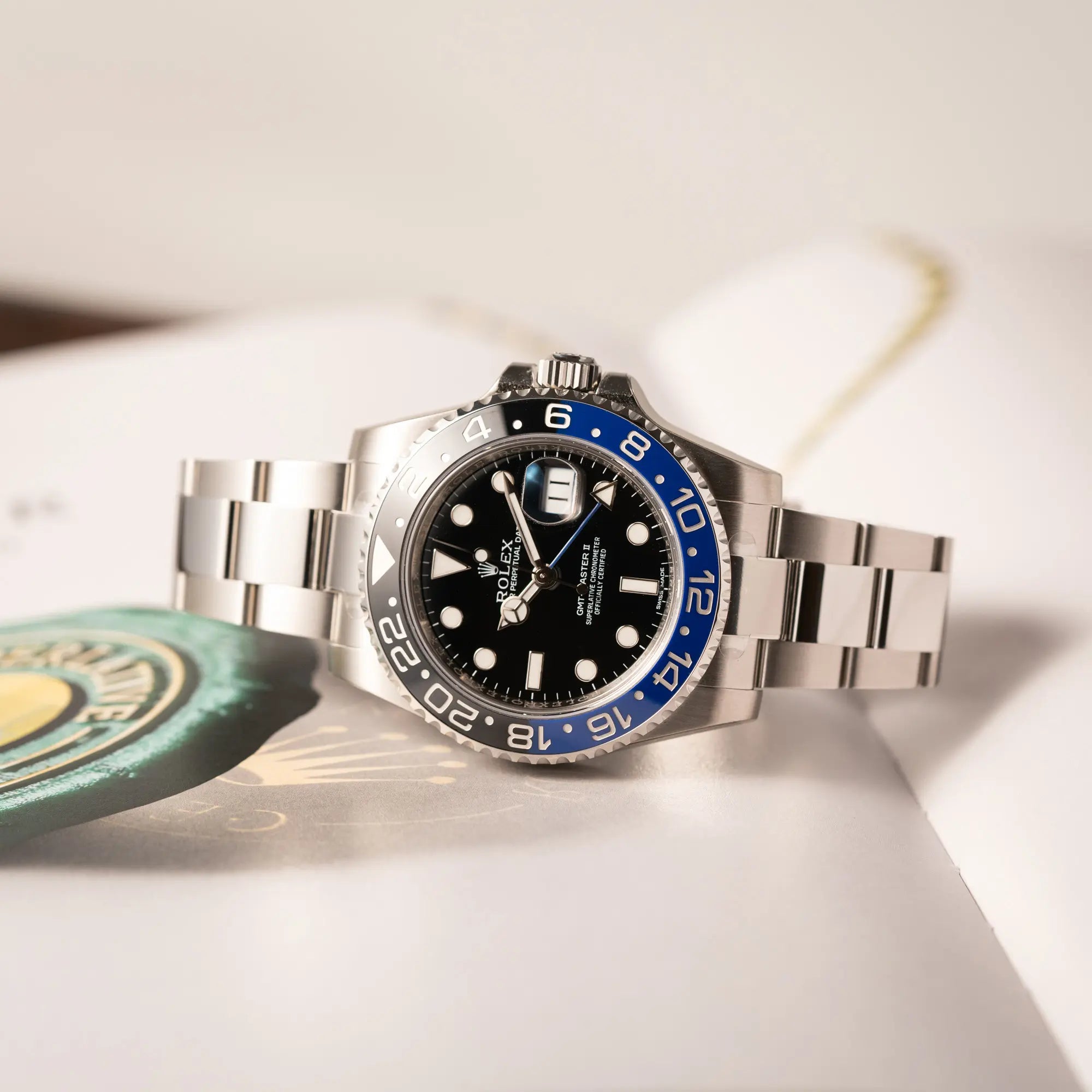 Produktfotografie als Titelbild für die Rolex GMT-Master II der Referenz 116710BLNR mit dem Nickname "Batman" mit der schwarz blauen Keramik-Lünette am Oyster-Stahlband im verklebten Neuzustand
