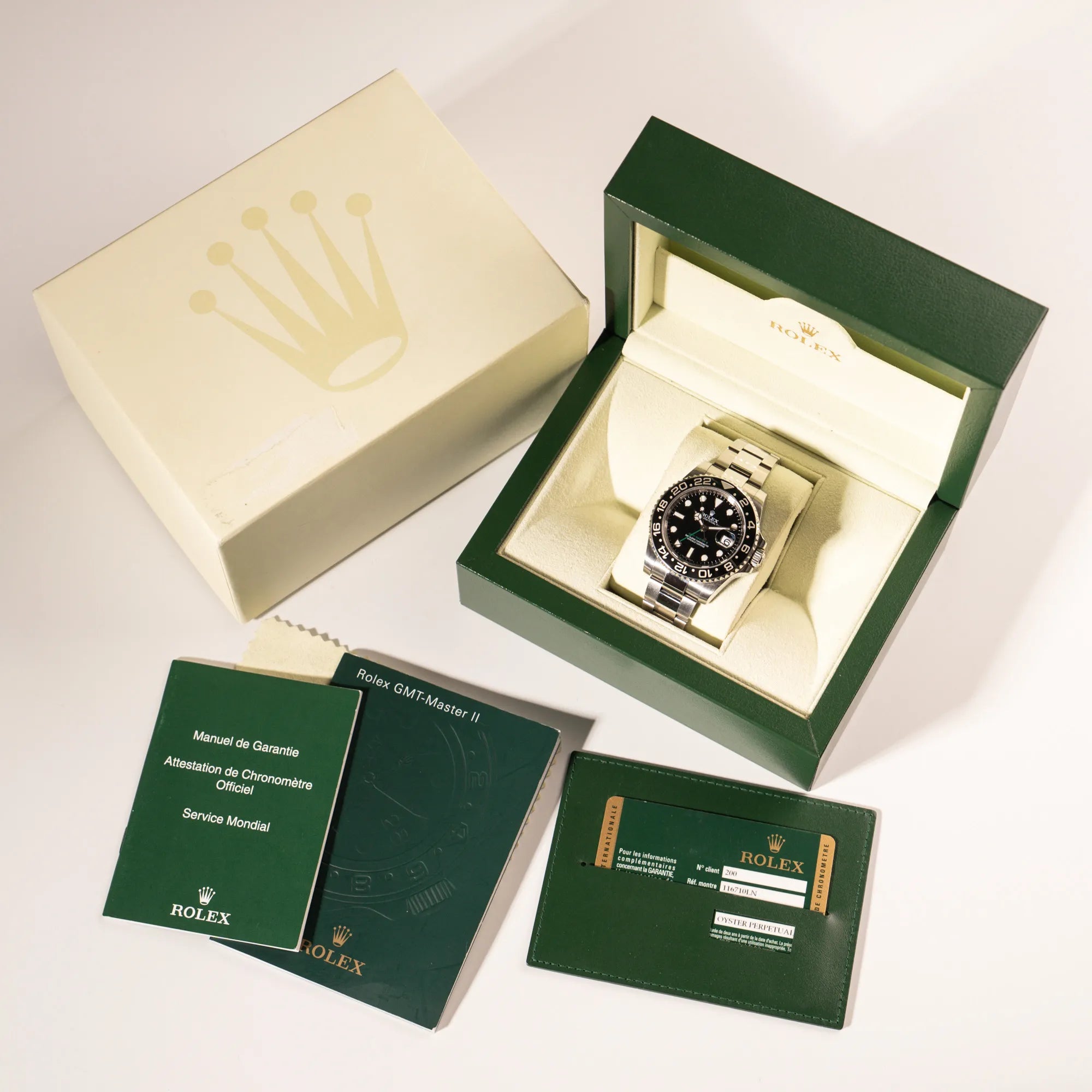 Rolex GMT-Master II 116710LN mit schwarzer Keramik-Lünette und dem typischen grünem GMT-Zeigerusammen mit dem Lieferumfang, betsehend aus Box, Papieren und Booklets