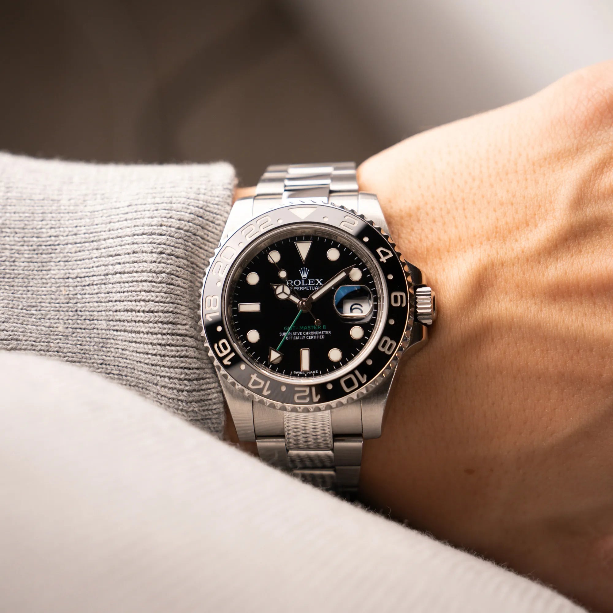 Wristshot mit der Rolex GMT-Master II 116710LN mit schwarzer Keramik-Lünette und dem typischen grünem GMT-Zeiger