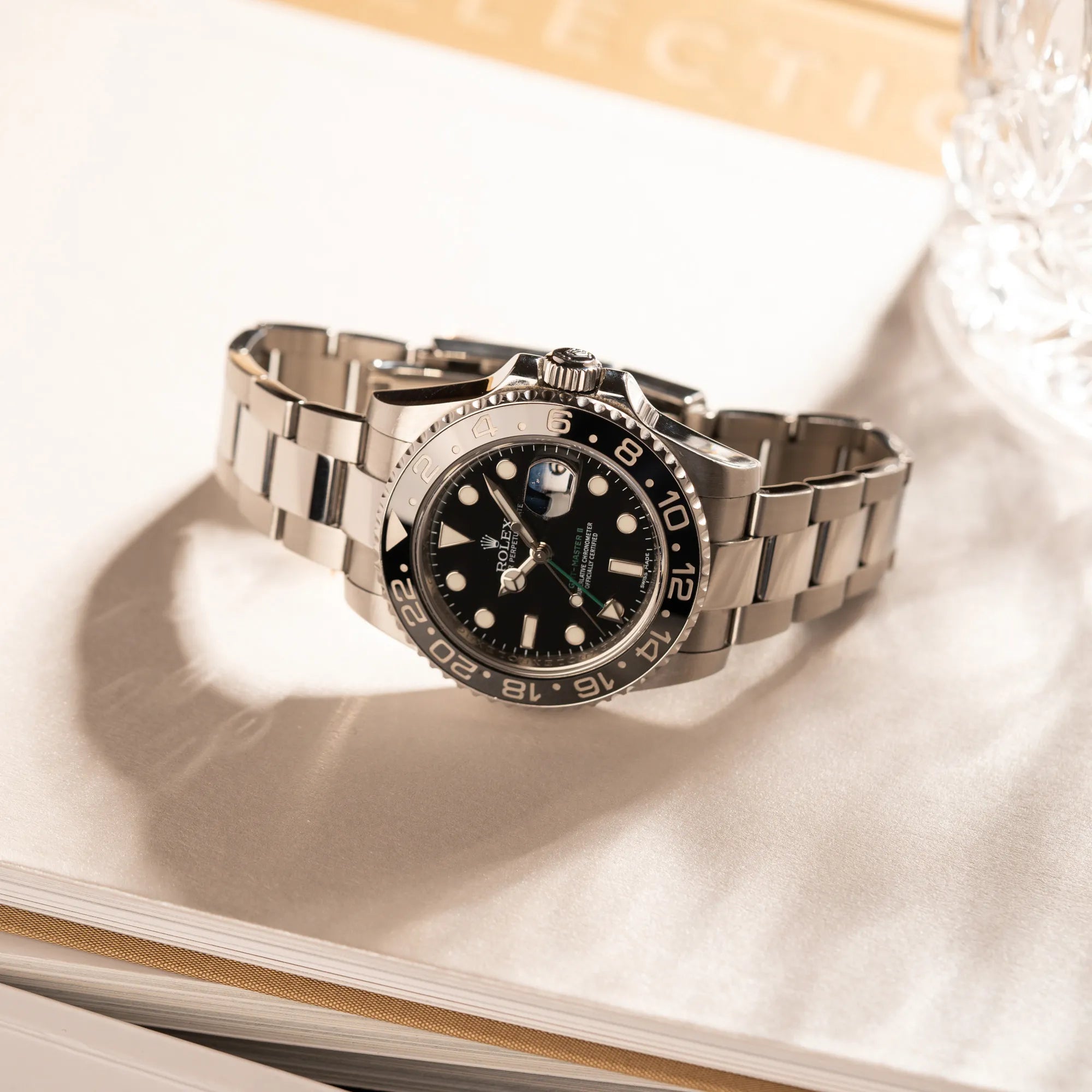 Produktfoto der Rolex GMT-Master II 116710LN mit schwarzer Keramik-Lünette und dem typischen grünem GMT-Zeiger
