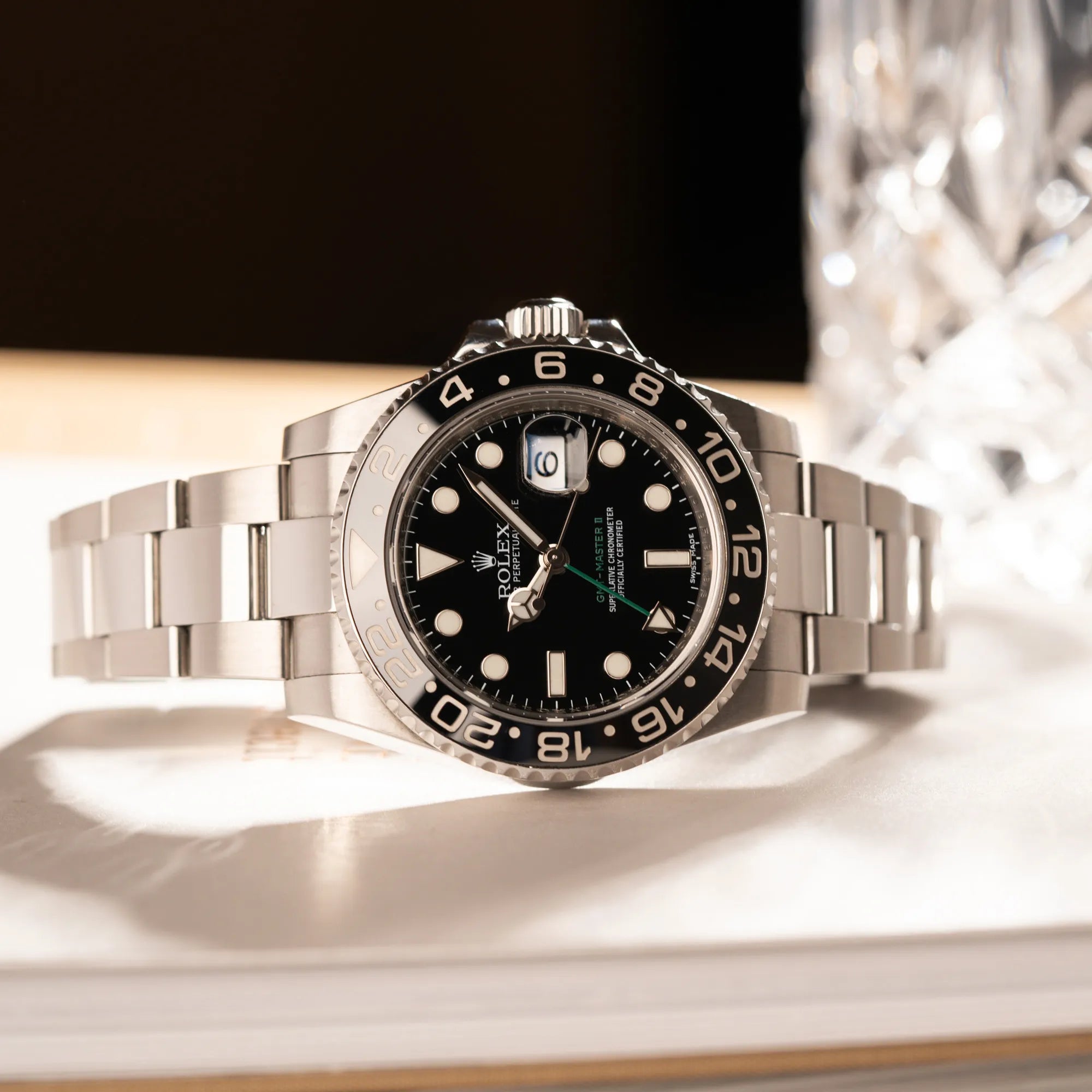 Produktfotografie der Rolex GMT-Master II 116710LN mit schwarzer Keramik-Lünette und dem typischen grünem GMT-Zeiger