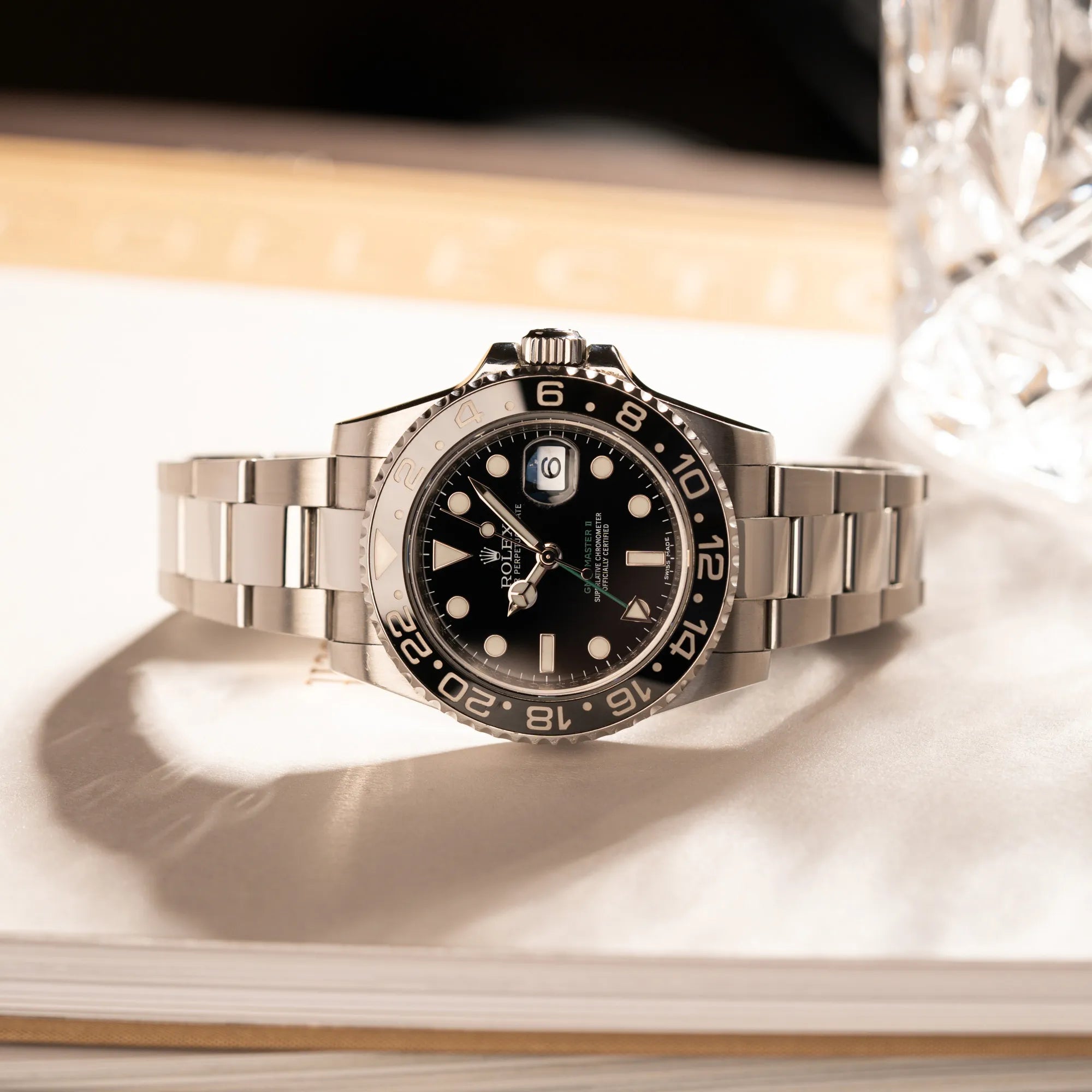 Produktfotografie der Rolex GMT-Master II 116710LN mit schwarzer Keramik-Lünette und dem typischen grünem GMT-Zeiger