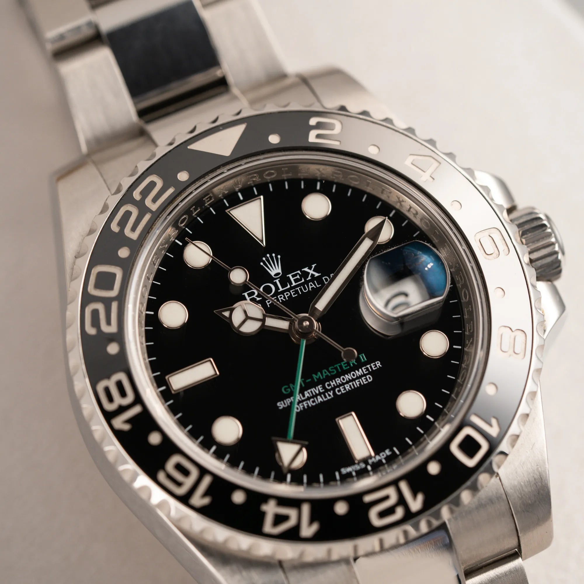 Detailaufnahme der Rolex GMT-Master II 116710LN mit schwarzer Keramik-Lünette und dem typischen grünem GMT-Zeiger