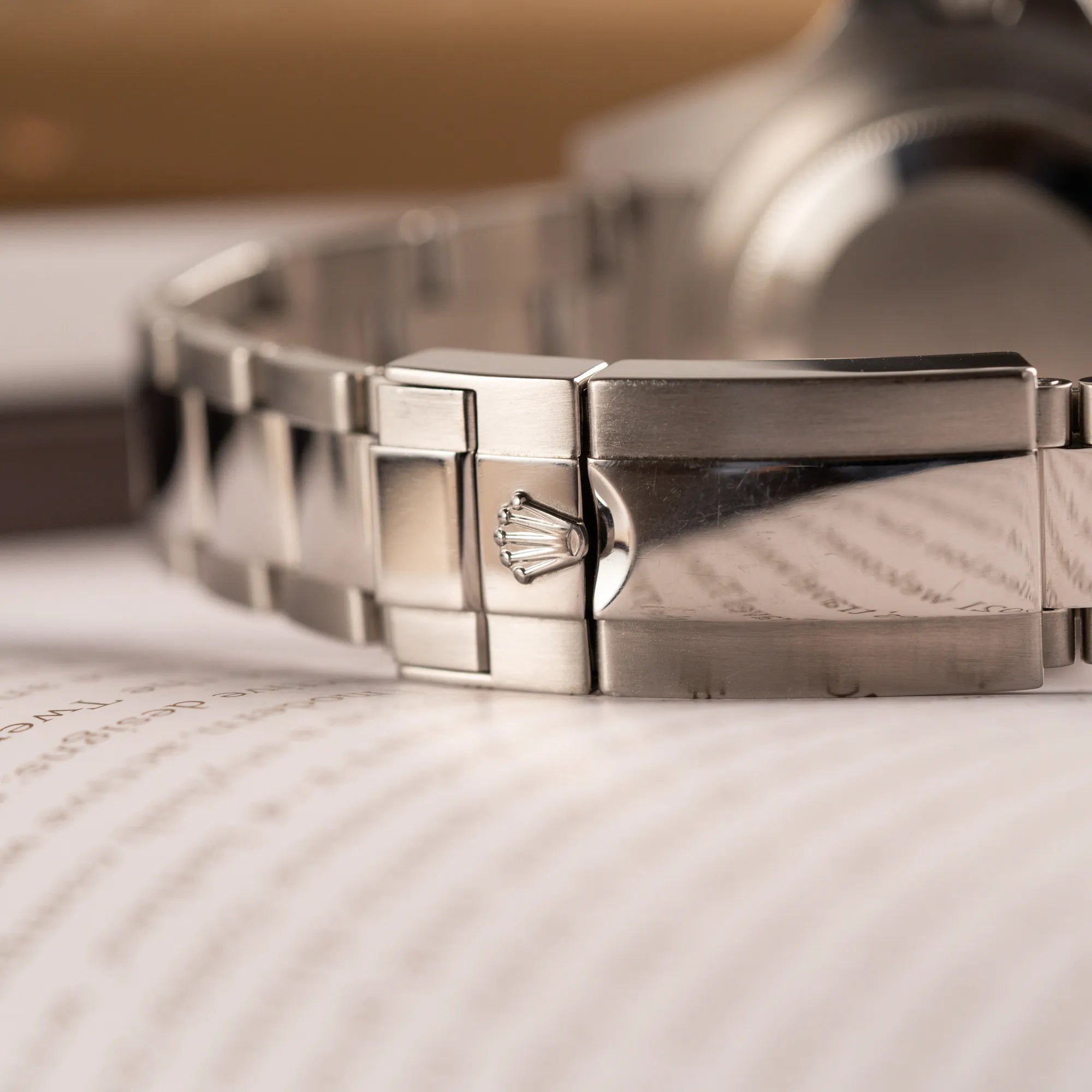 Detailaufnahme der geschlossenen Oyster-Faltschliesse der Rolex GMT-Master II 116710LN mit schwarzer Keramik-Lünette und dem typischen grünem GMT-Zeiger