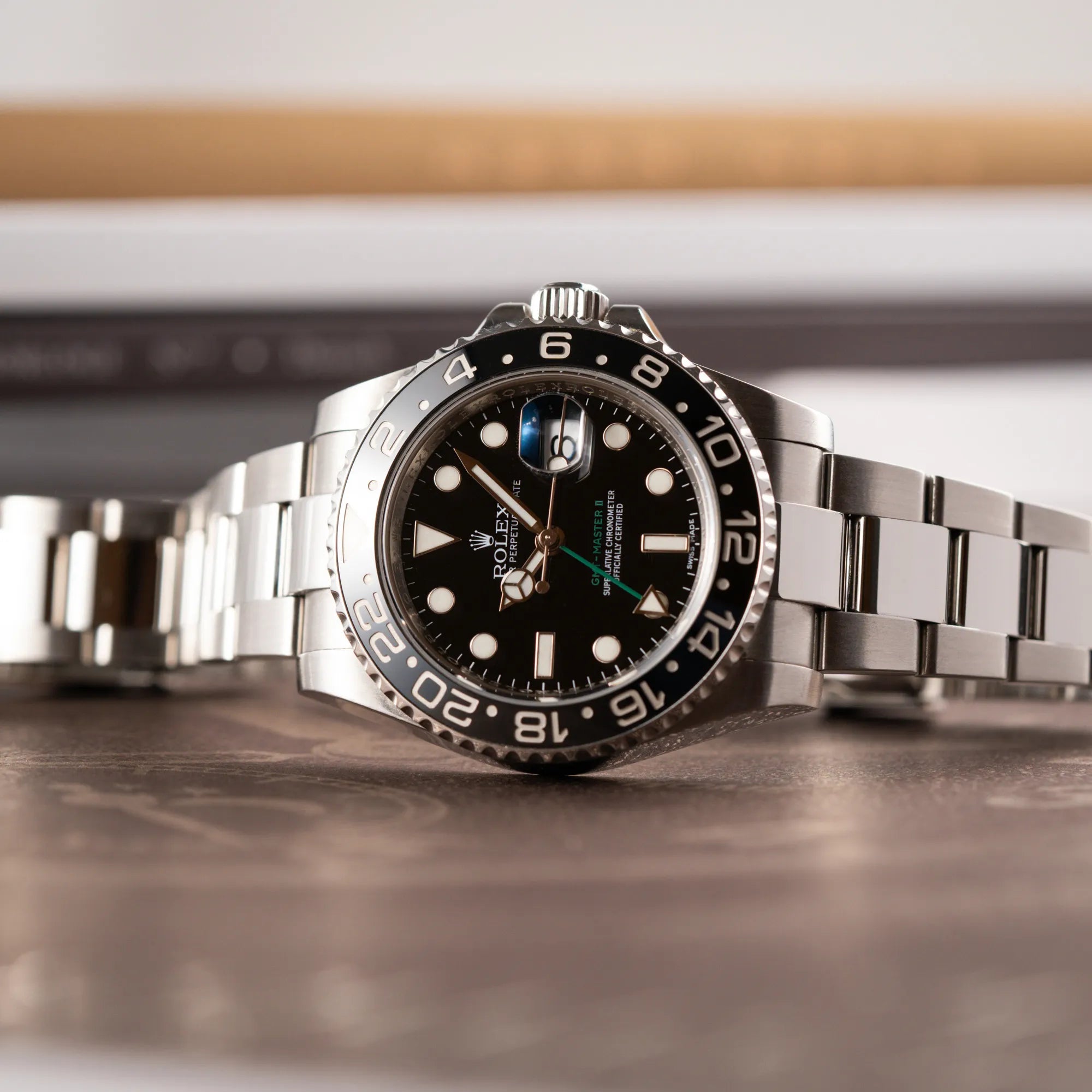 Detailaufnahme der Rolex GMT-Master II 116710LN mit schwarzer Keramik-Lünette und dem typischen grünem GMT-Zeiger