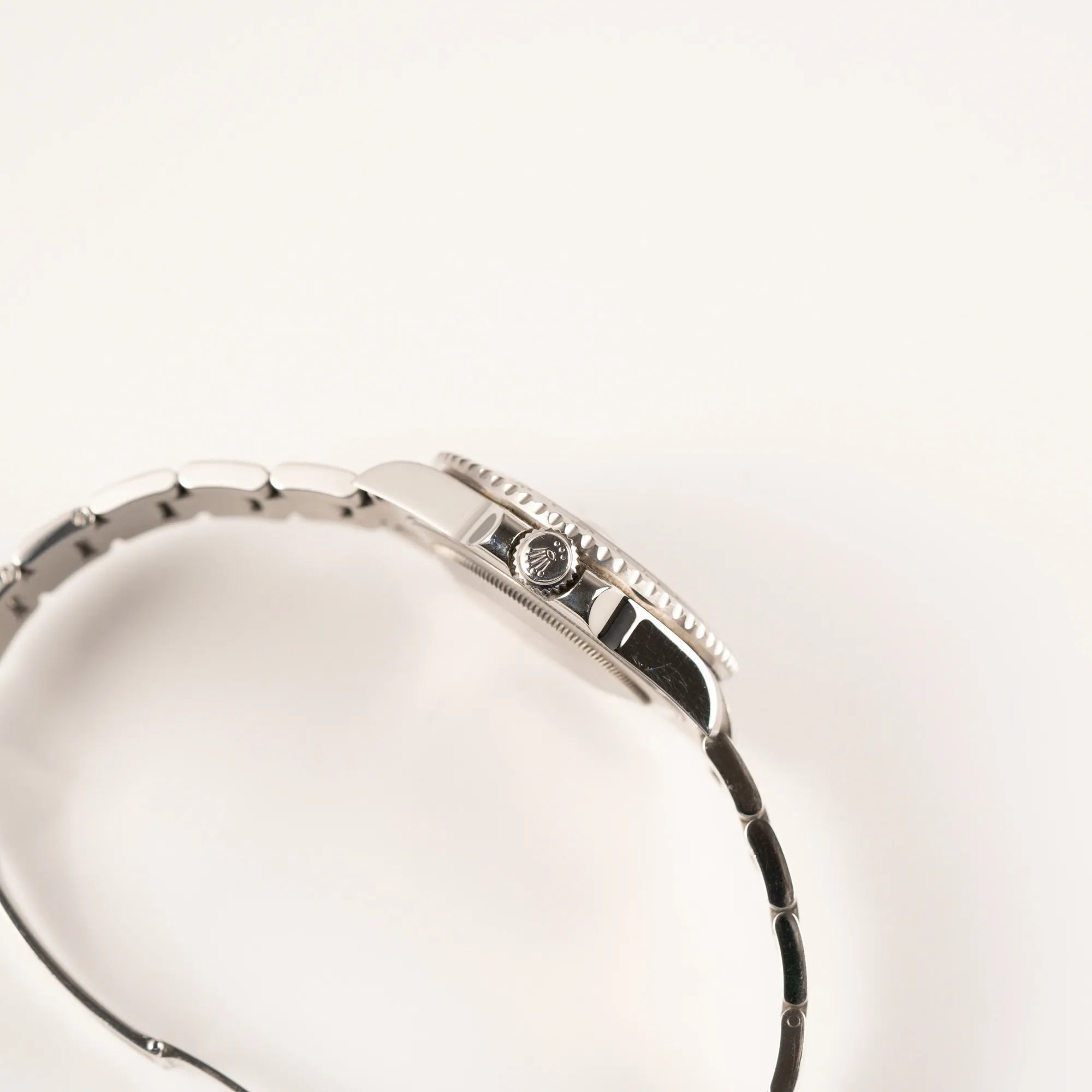 Seitliches Gehäuse mit Blick auf die Aufzugskrone der Rolex GMT-Master II 116710LN mit schwarzer Keramik-Lünette und dem typischen grünem GMT-Zeiger