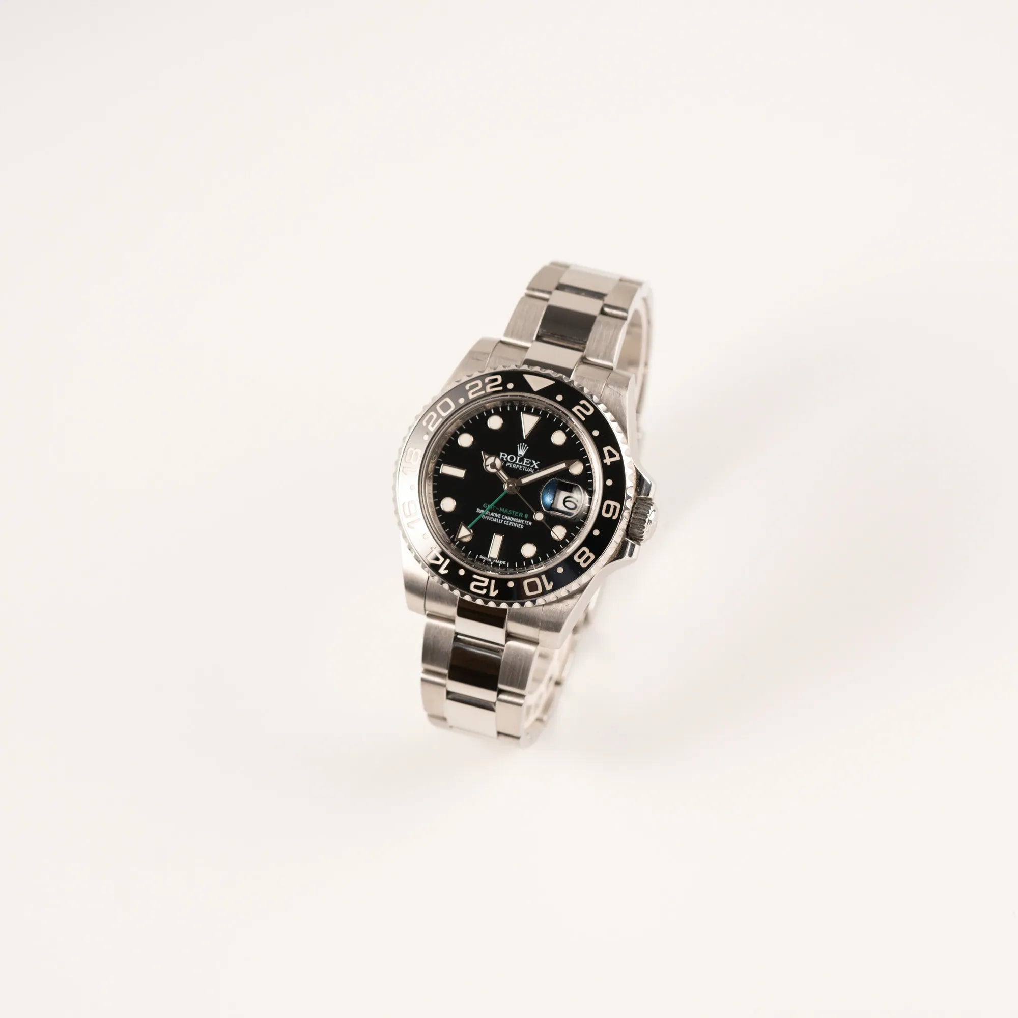 Leicht schräge Ansicht der Rolex GMT-Master II 116710LN mit schwarzer Keramik-Lünette und dem typischen grünem GMT-Zeiger