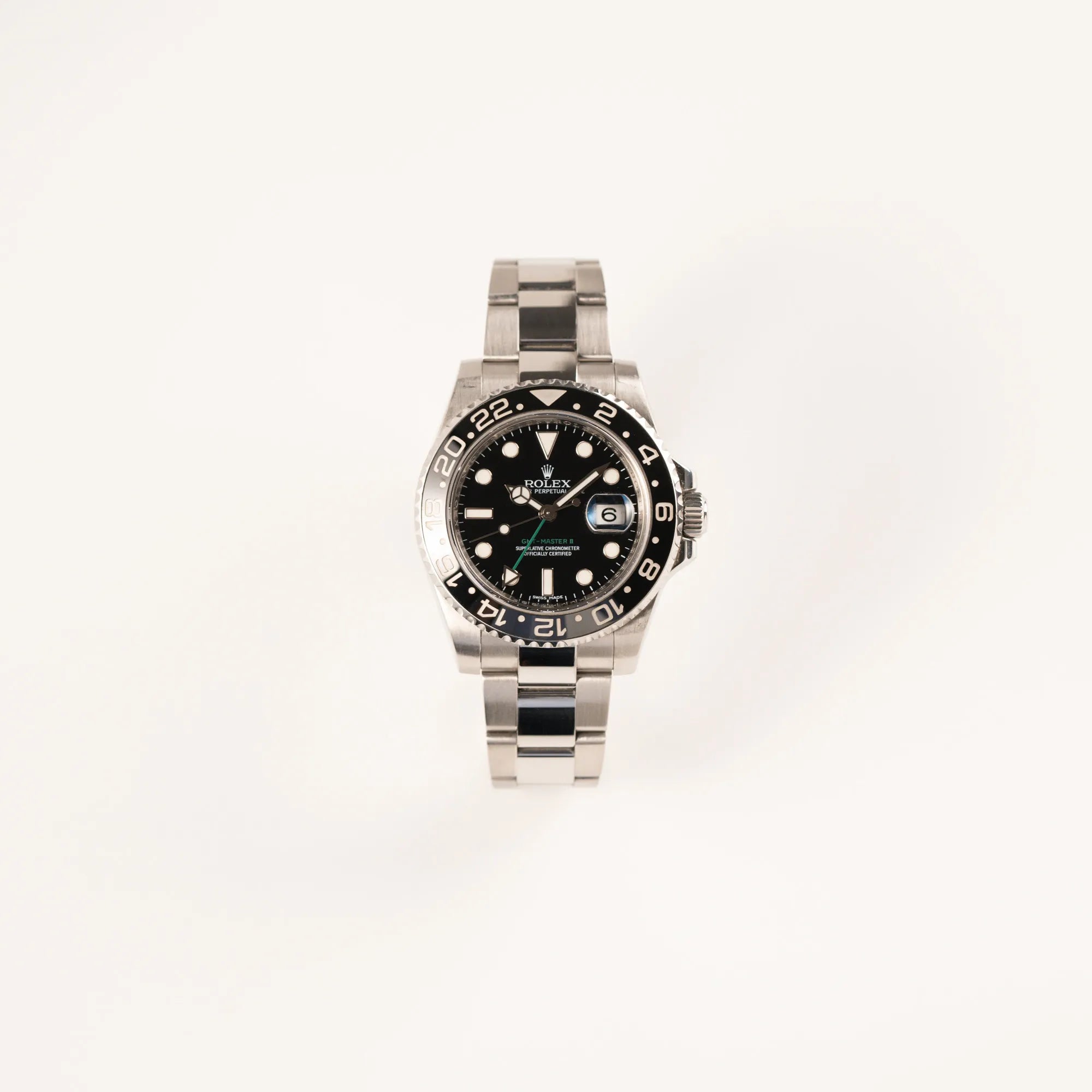 Frontale Ansicht der Rolex GMT-Master II 116710LN mit schwarzer Keramik-Lünette und dem typischen grünem GMT-Zeiger