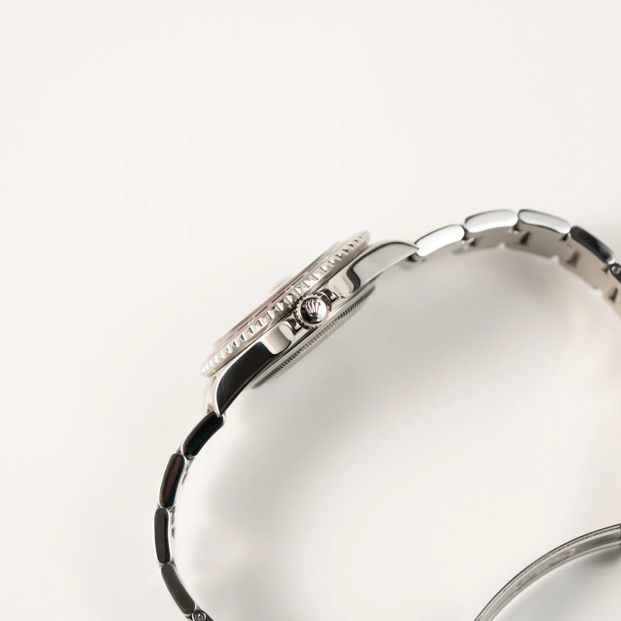 Seitliche Gehäuseflanke mit Blick auf die Aufzugskrone der Rolex GMT-Master II 16710 mit der schwarz-roten "Coke" Aluminium-Lünetten-Einlage aus 2003 am Oyster Stahlband