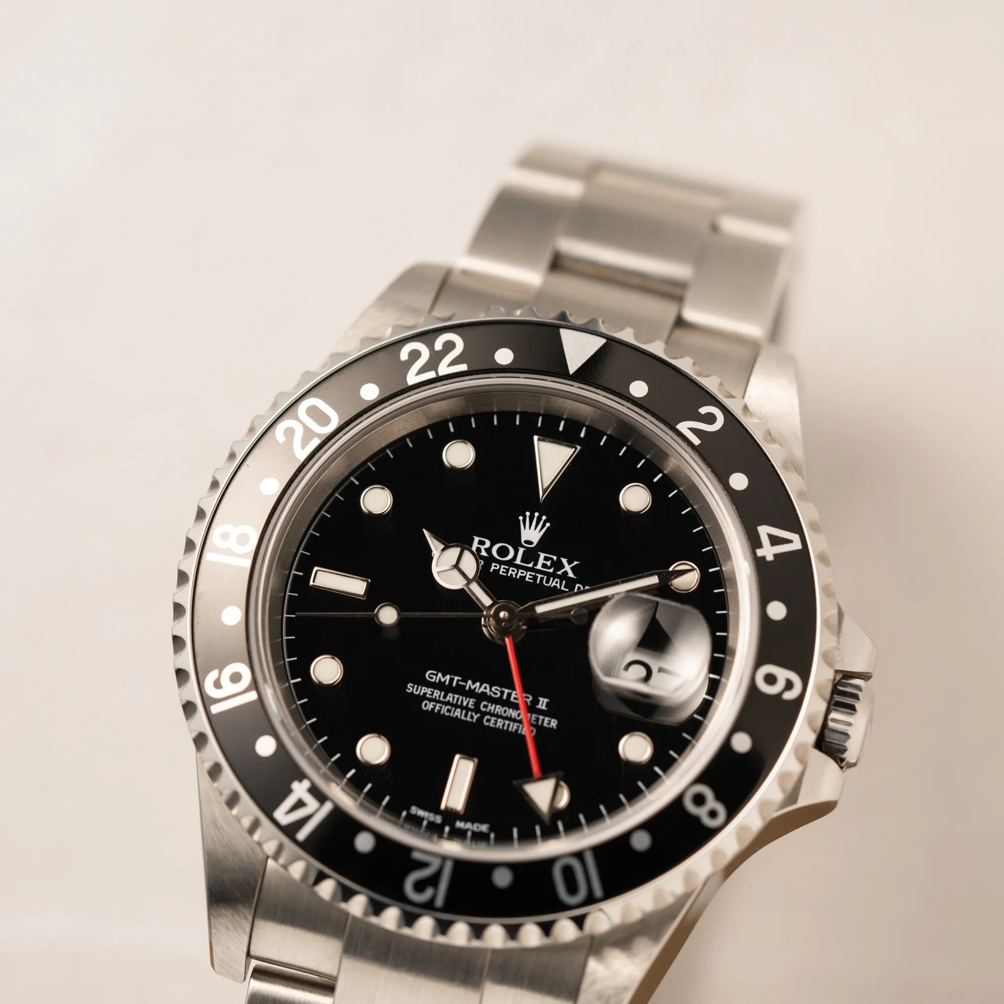 Detailaufnahme der Rolex GMT-Master II 16710 aus 2001 mit schwarzem Aluminium-Lünetten-Inlay in einem neuwertigen Zustand