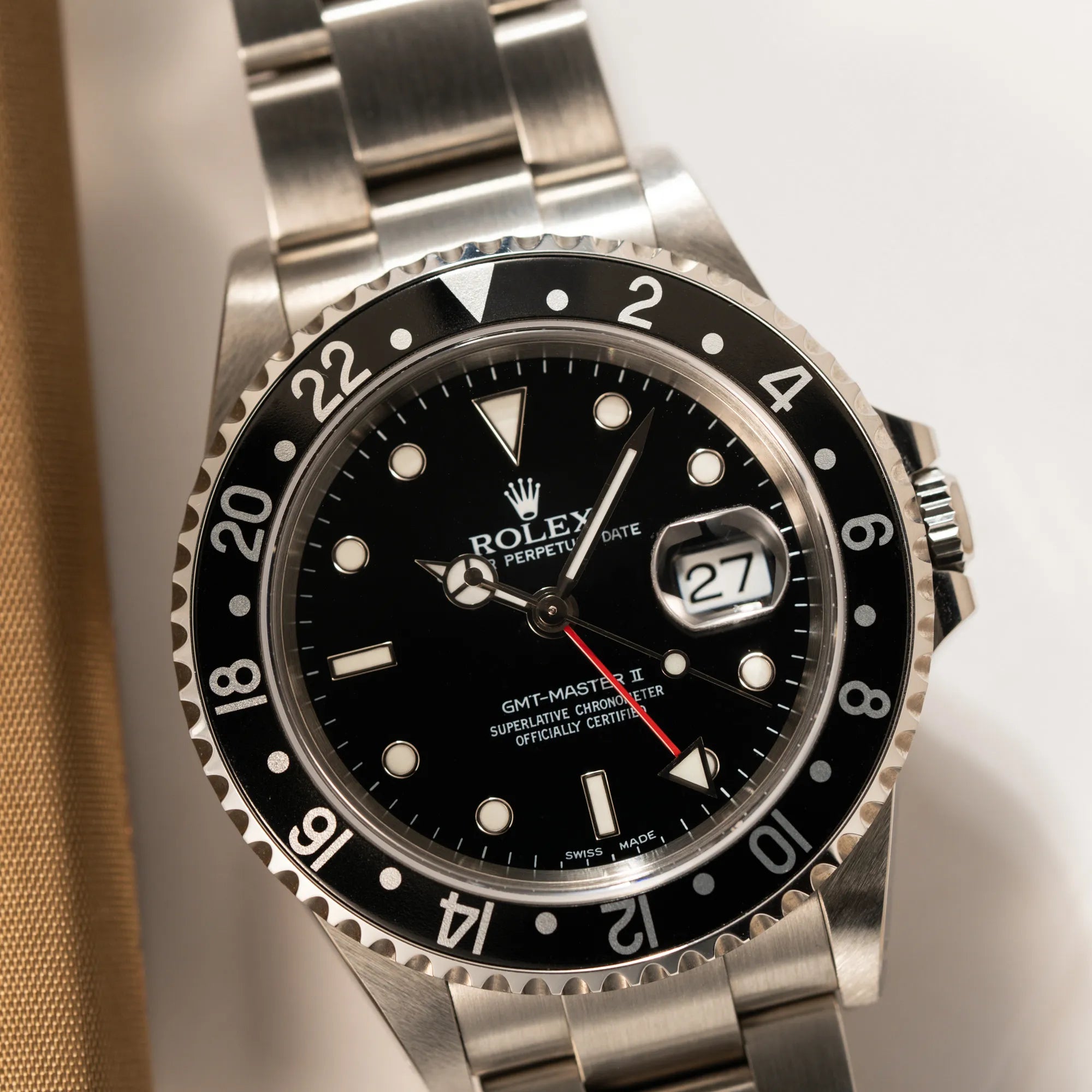 Produktfotografie des Uhrenkopfes der Rolex GMT-Master II 16710 aus 2001 mit schwarzem Aluminium-Lünetten-Inlay in einem neuwertigen Zustand