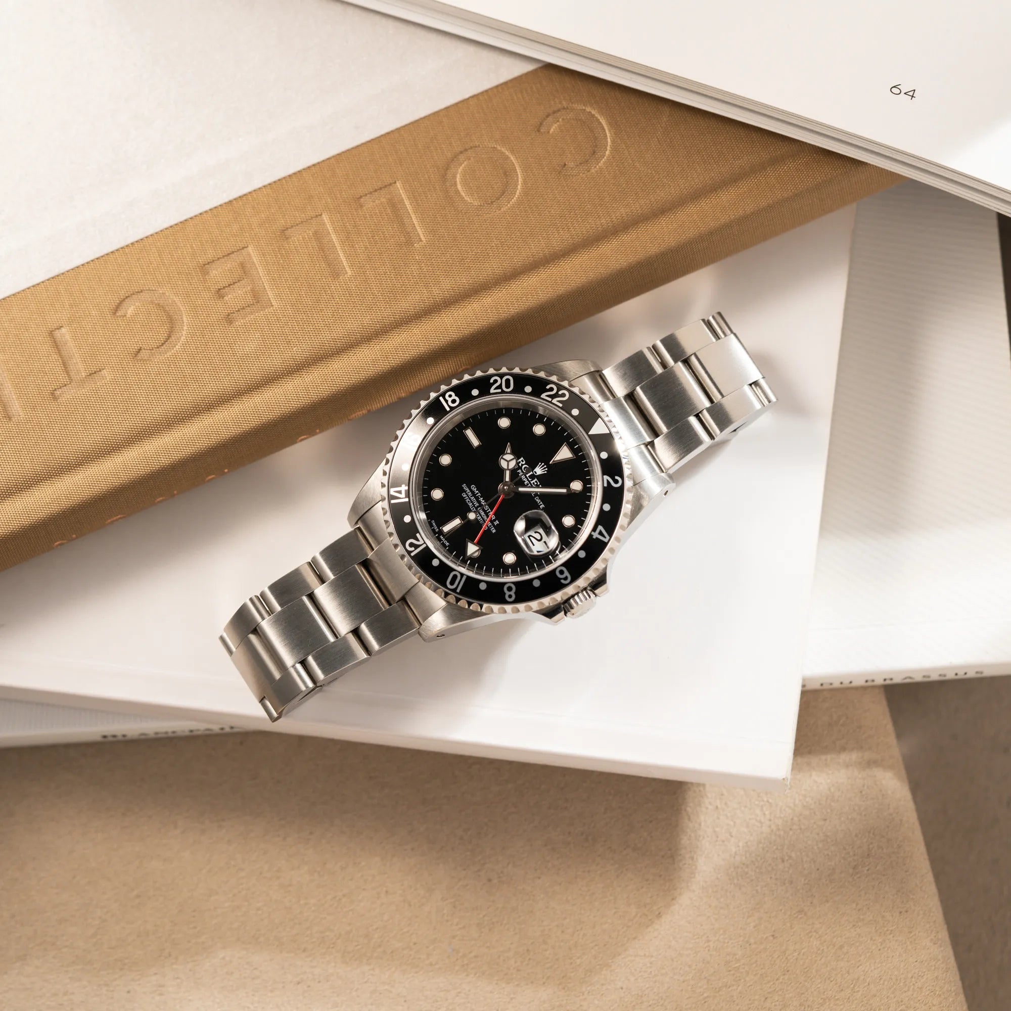 Produktfoto der Rolex GMT-Master II 16710 aus 2001 mit schwarzem Aluminium-Lünetten-Inlay in einem neuwertigen Zustand