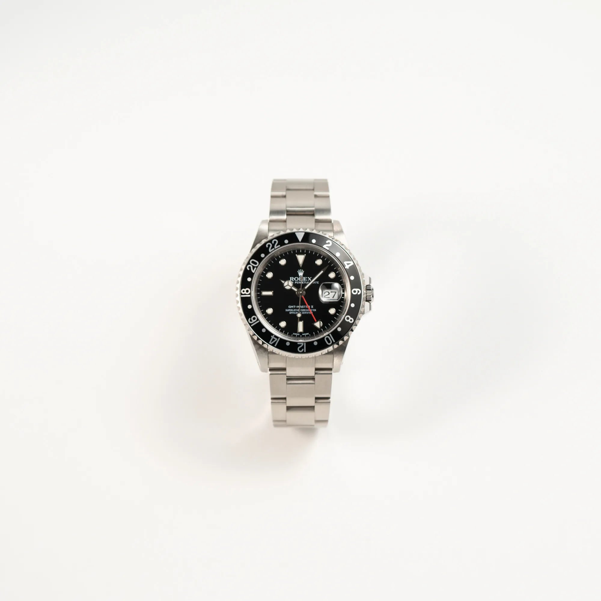 Frontale Ansicht der Rolex GMT-Master II 16710 aus 2001 mit schwarzem Aluminium-Lünetten-Inlay in einem neuwertigen Zustand