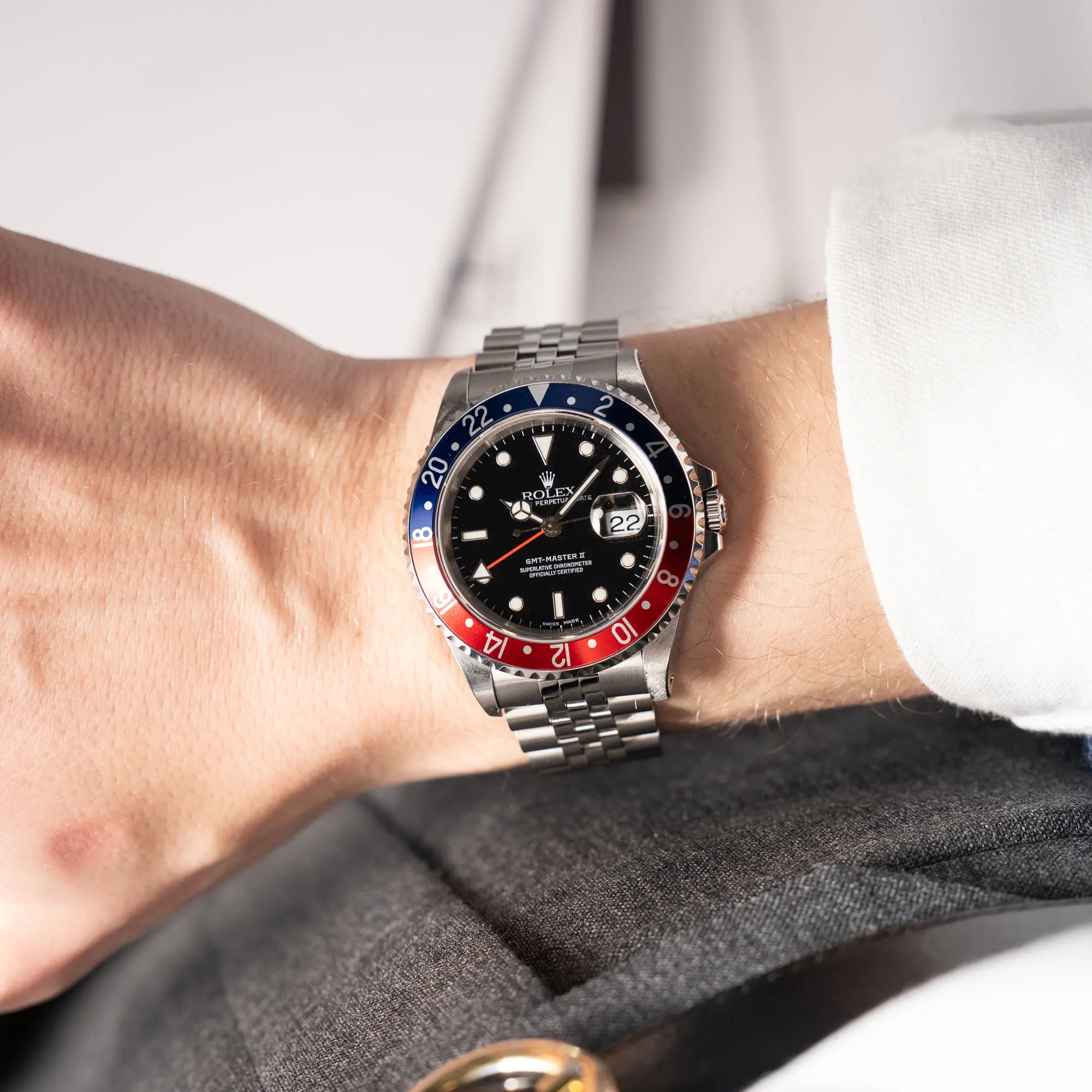 Mann trägt die Rolex GMT-Master II 16710 mit der blau-roten Pepsi-Lünette am Jubilee-Armband an seinem Handgelenk