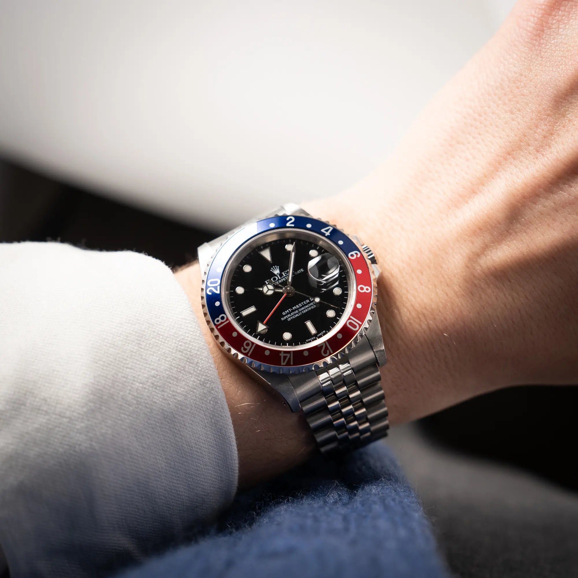 Mann trägt die Rolex GMT-Master II 16710 mit der blau-roten Pepsi-Lünette am Jubilee-Armband für einen Wristshot an seinem Handgelenk